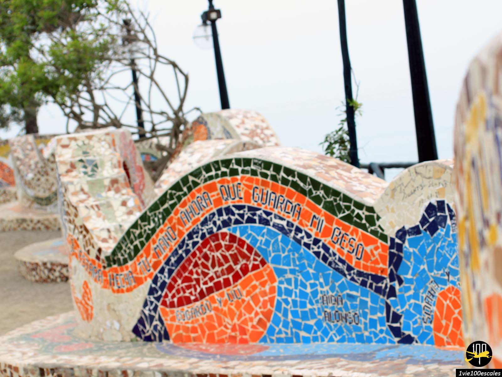 Le long banc incurvé, qui a été orné de mosaïques et de phrases romantiques de poètes péruviens qui n'est pas sans rappeler les mosaïques multicolores d'Antoni Gaudí au Parc Güell de Barcelone.
