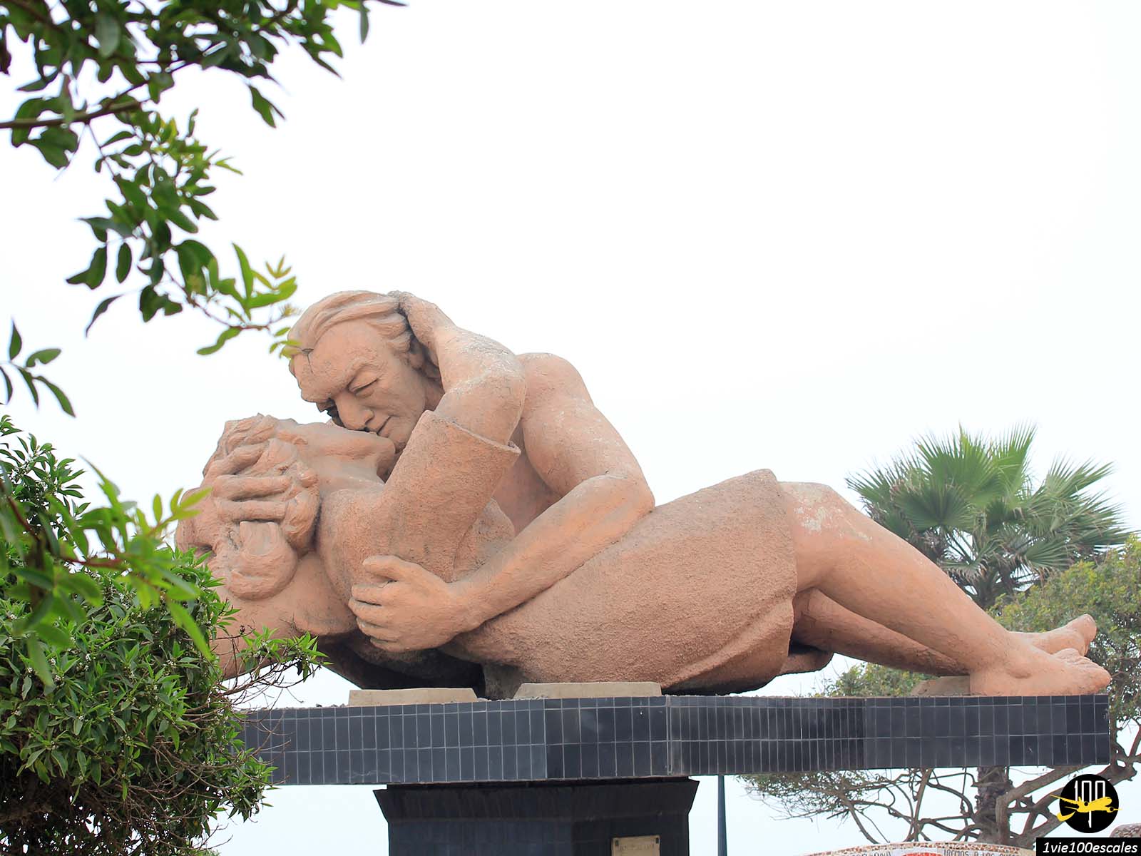 Au cœur du parc, vous trouverez une sculpture nommée El Beso (Le Baiser) représentant deux amoureux en pleine étreinte romantique