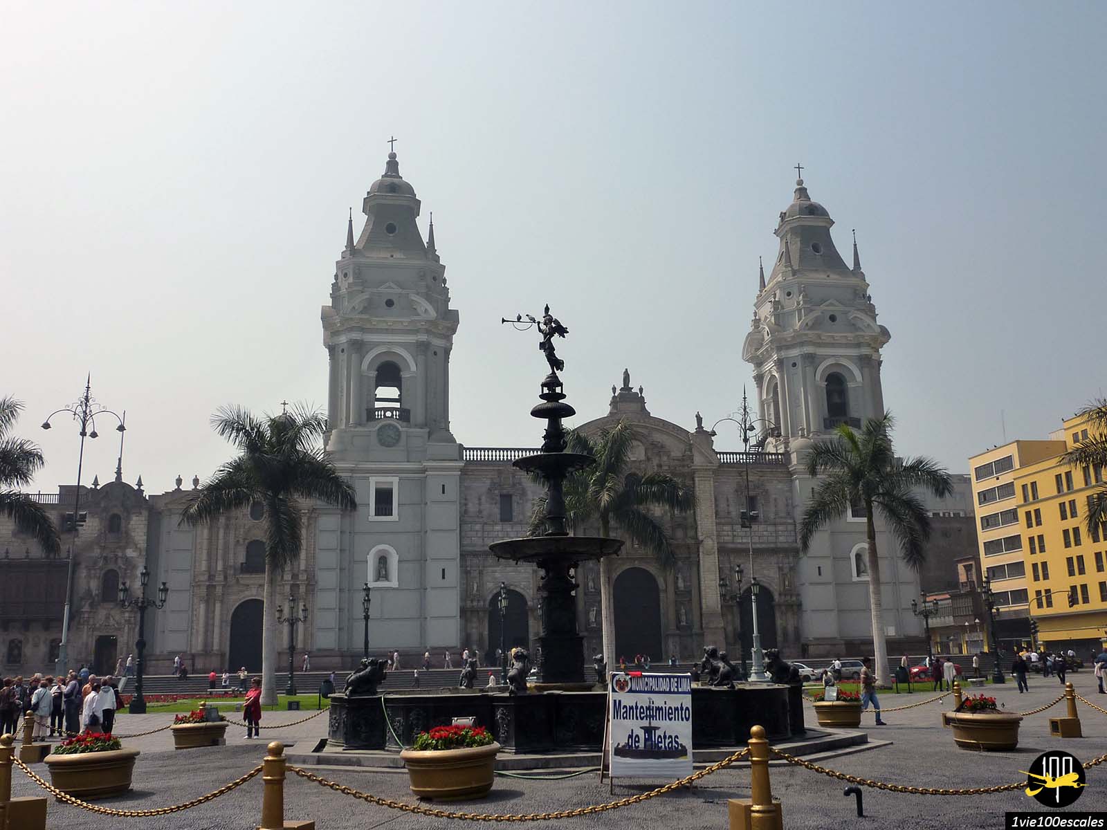 La belle Cathédrale Saint-Jean de Lima sur la place principale de la ville