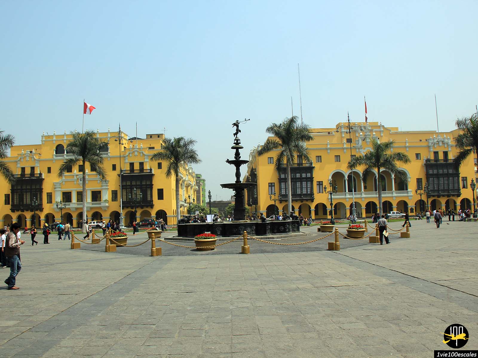 La Plaza Mayor de Lima, ou Plaza de Armas, est le principal espace public de Lima, la capitale du Pérou. Elle se situe dans le centre historique de la ville