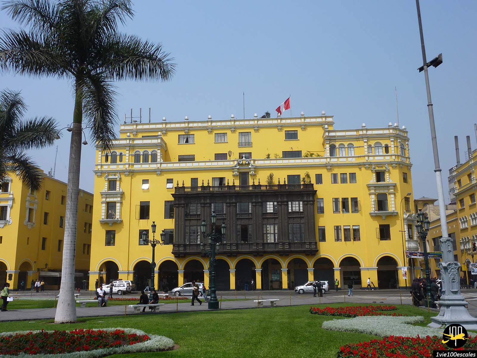 Le beau bâtiment jaune du siège de la revue Caretas sur la Plaza Mayor et la Plaza de Armas de Lima au Pérou