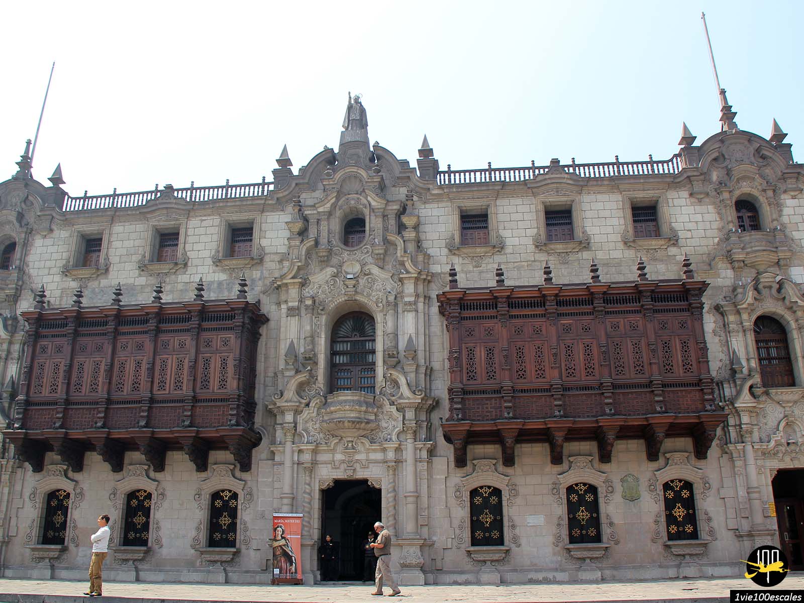 A côté de la cathédrale se dressent 2 des plus beaux balcons en bois de Lima. Il s'agit du bâtiment du Palais de l'Archevêché (Palacio Arzobispal)