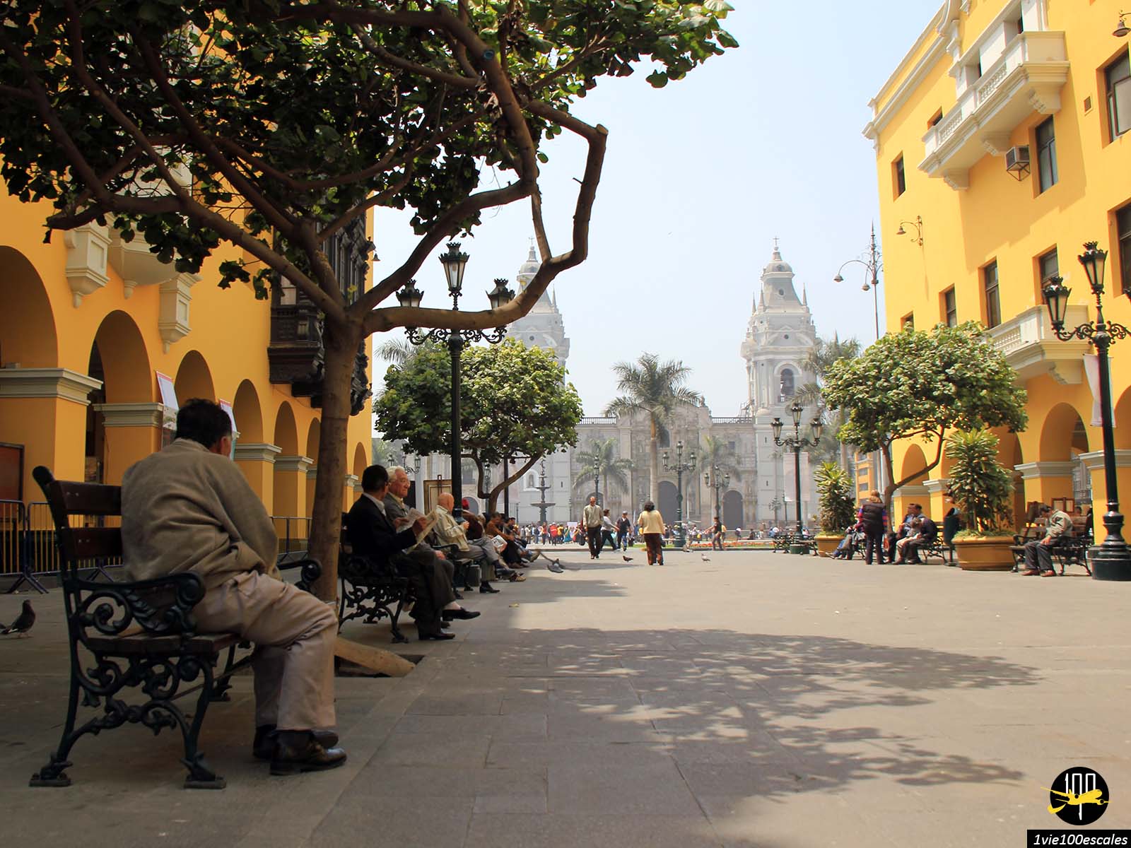 Le Pasaje Santa Rosa au abord de la Plaza de Armas (Plaza Mayor) avec ses impressionnant bâtiments jaunes