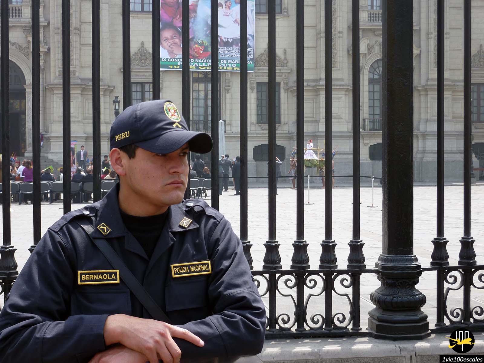 Un garde de la police nationale gardant le Palais du Gouvernement sur la Plaza de Armas de Lima