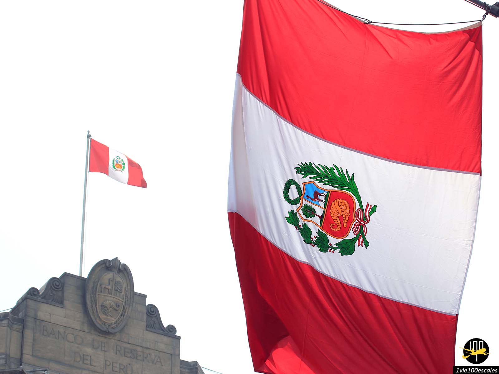 Les nombreux drapeaux péruviens qui trônent sur la Plaza de Armas de Lima au Pérou