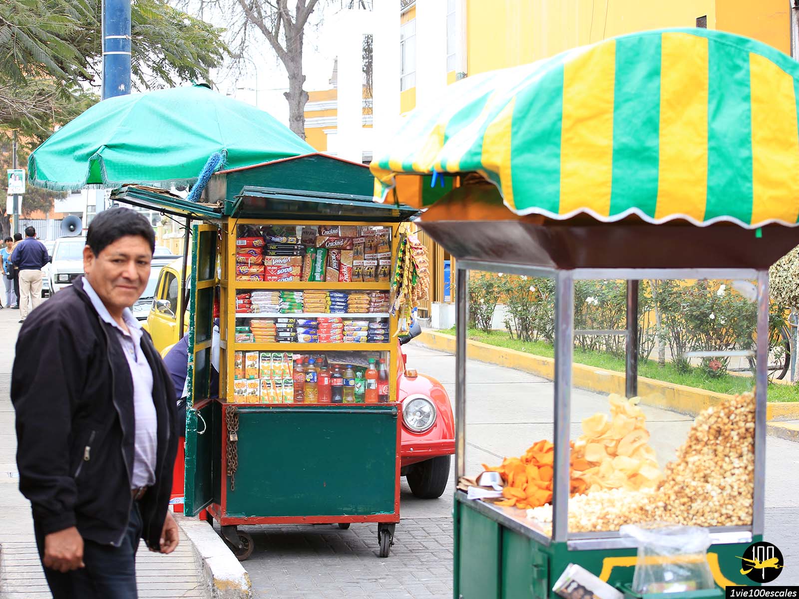 Des marchands ambulants de pop-corn et autres confiseries dans le quartier bohême de Barranco à Lima
