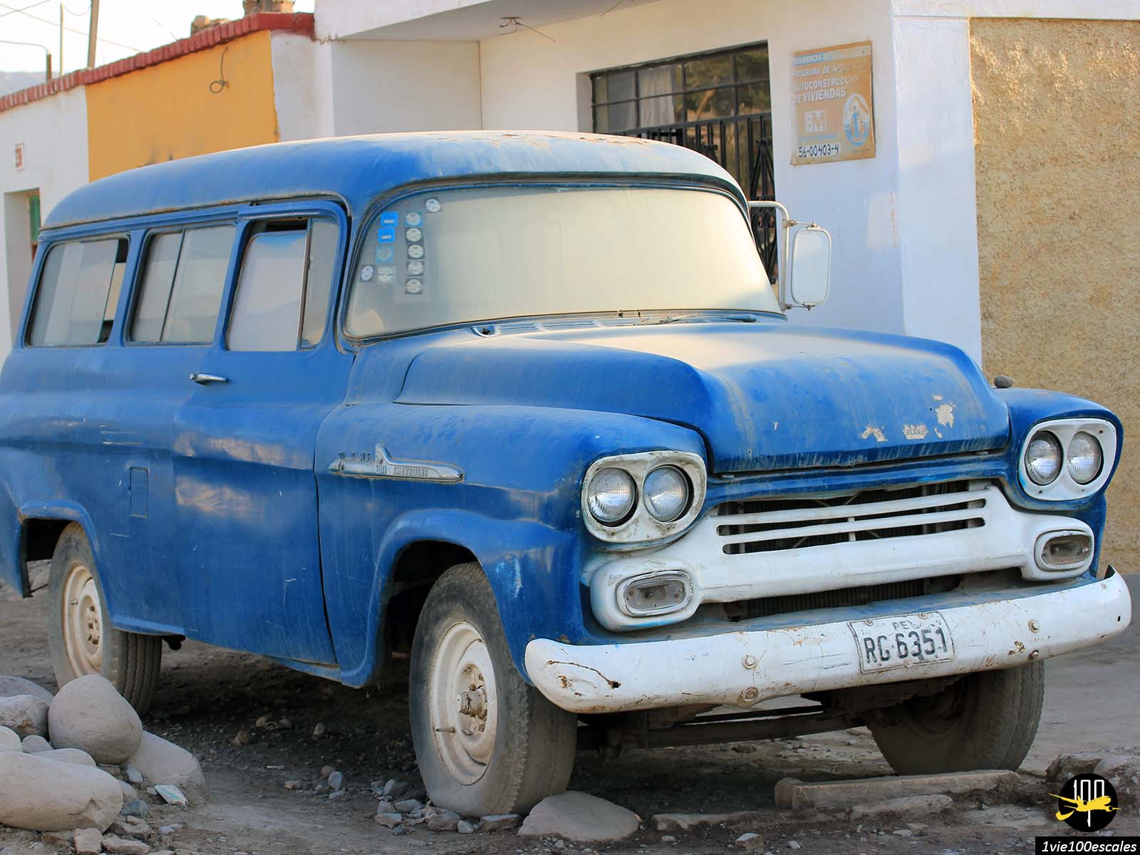 Une très vieille Chevrolet Apache dans les rues de Nasca au Pérou