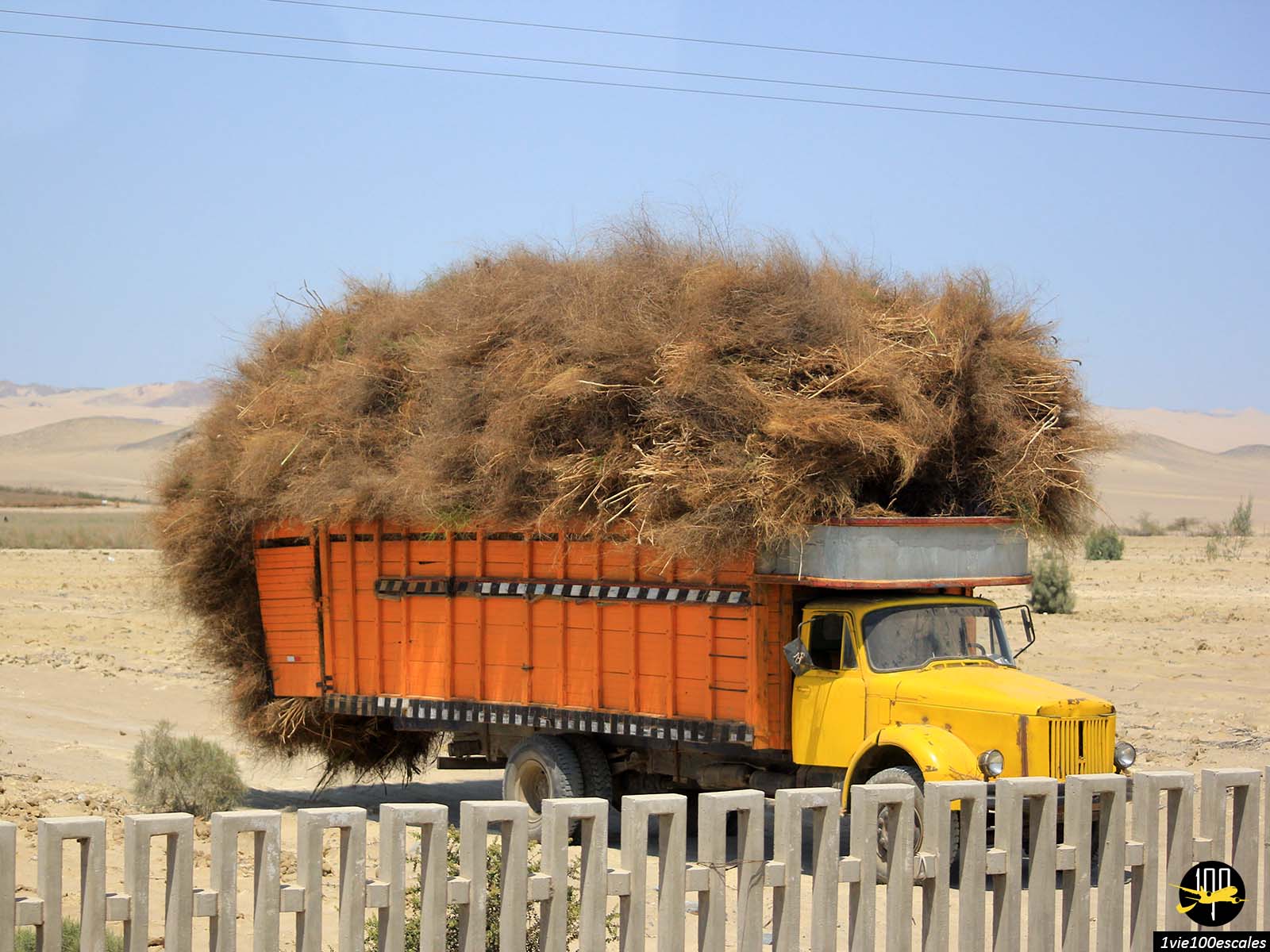 Un camion surchargé dans la campagne péruvienne près de Ica