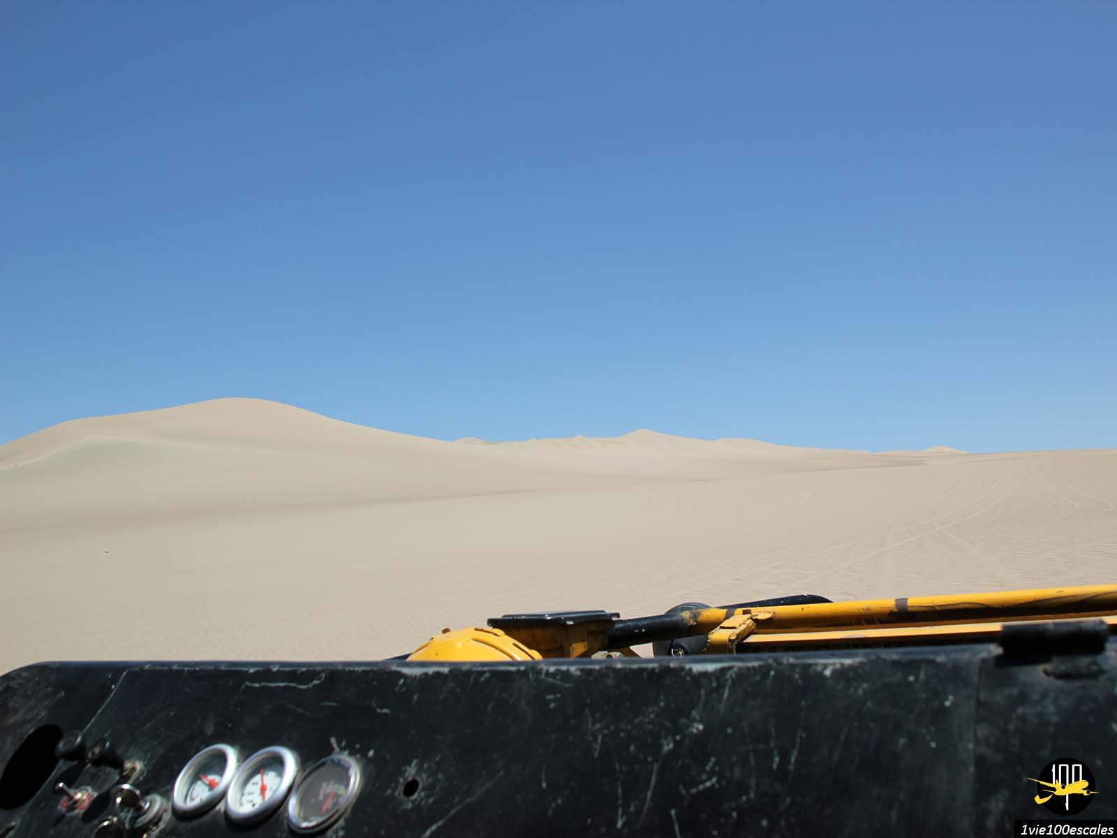 Vue sur le désert de sable depuis un buggy à Huacachina