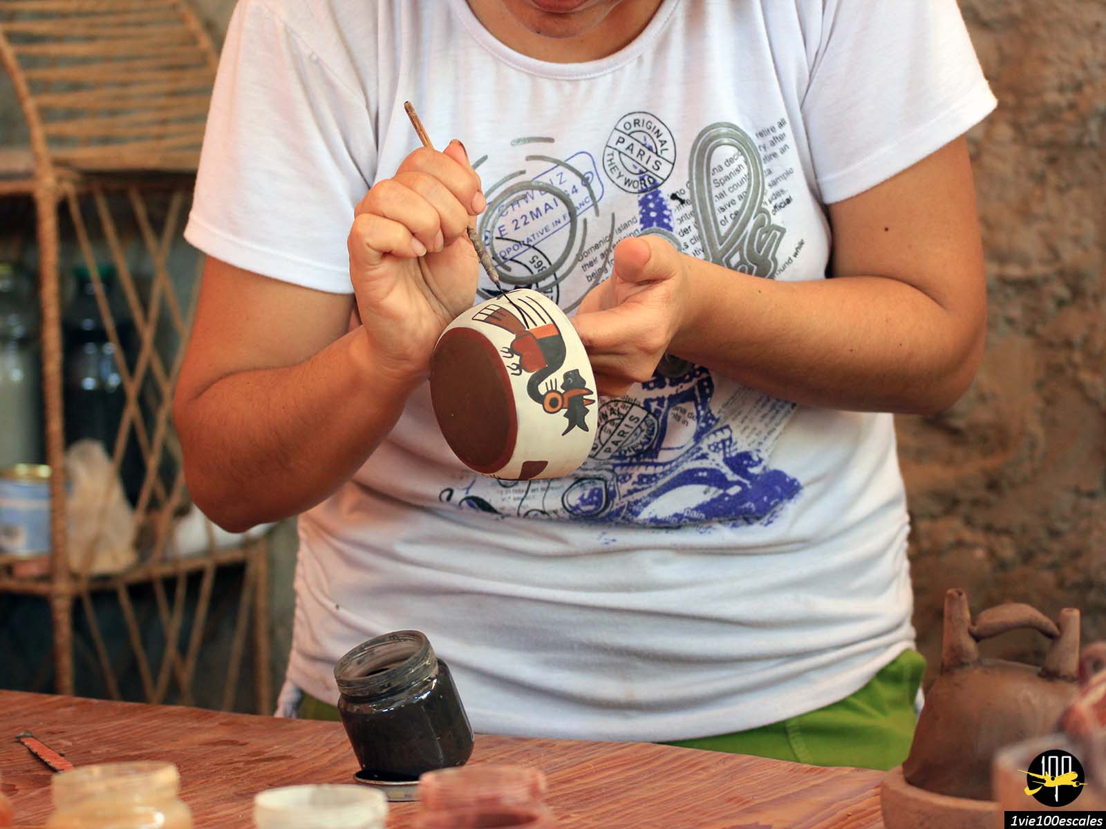 Démonstration de la technique de décoration de poterie au Jenny Pottery’s Workshop