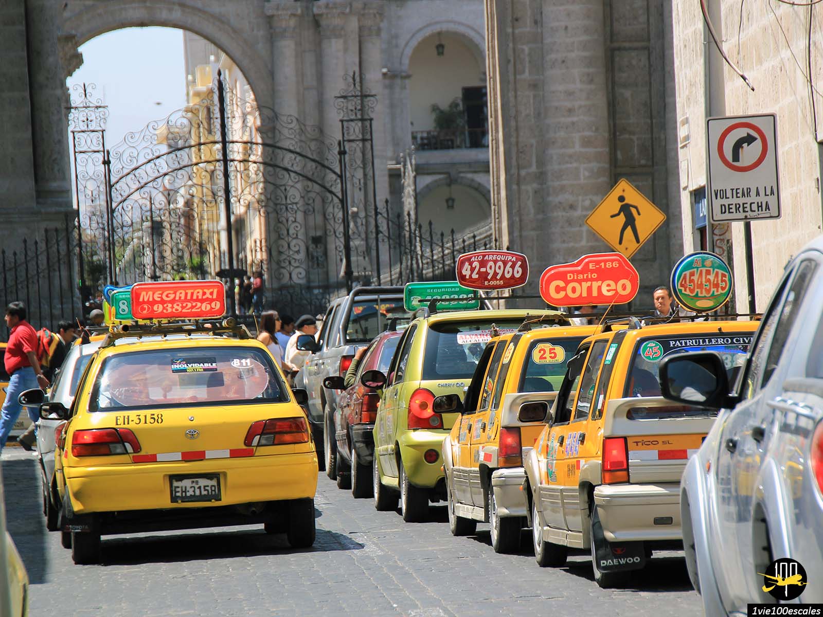 Les taxis jaunes à la Plaza de Armas d'Arequipa au Pérou