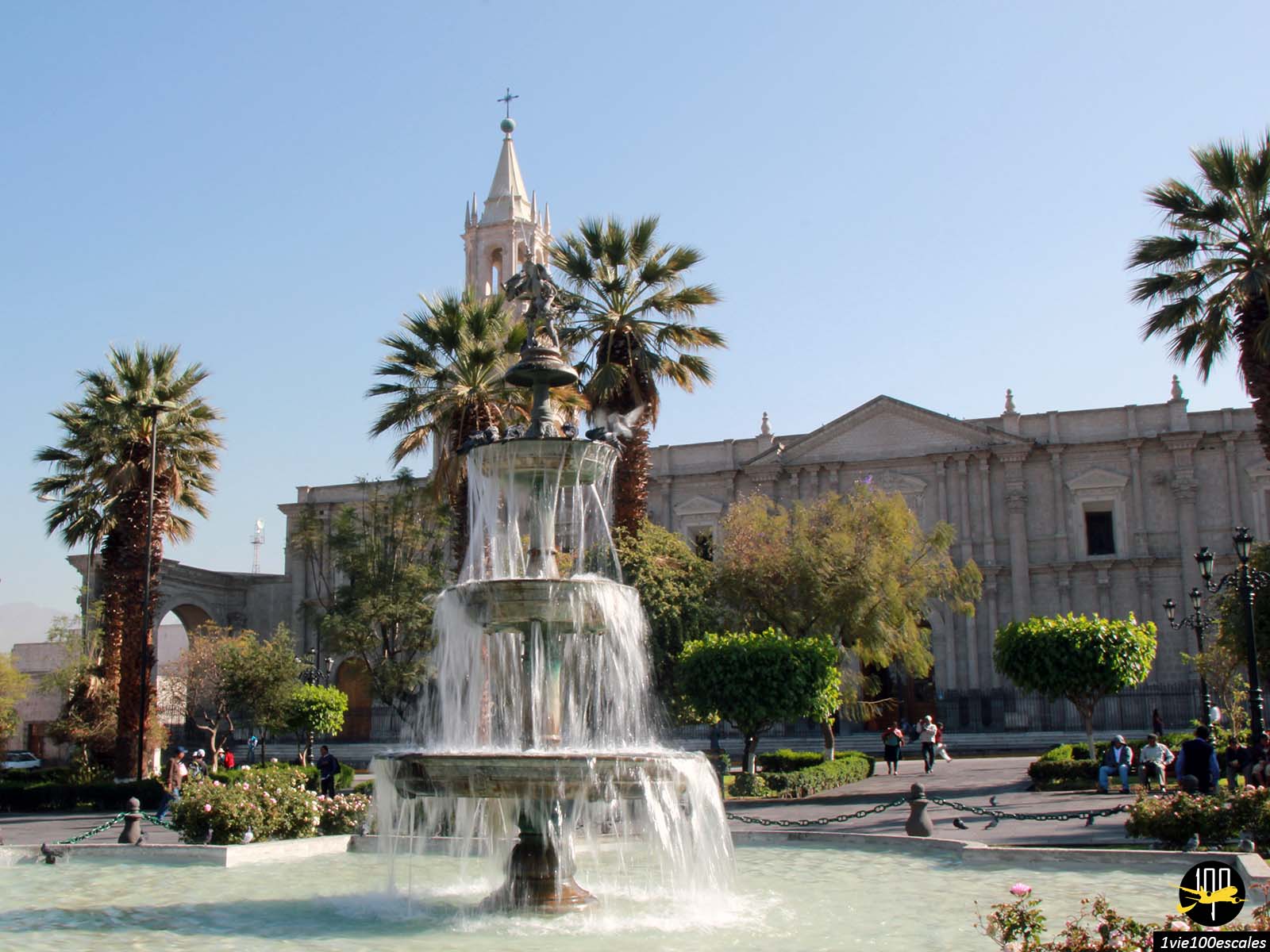 La Cathédrale Notre-Dame d'Arequipa derrière la belle fontaine sur la Plaza de Armas