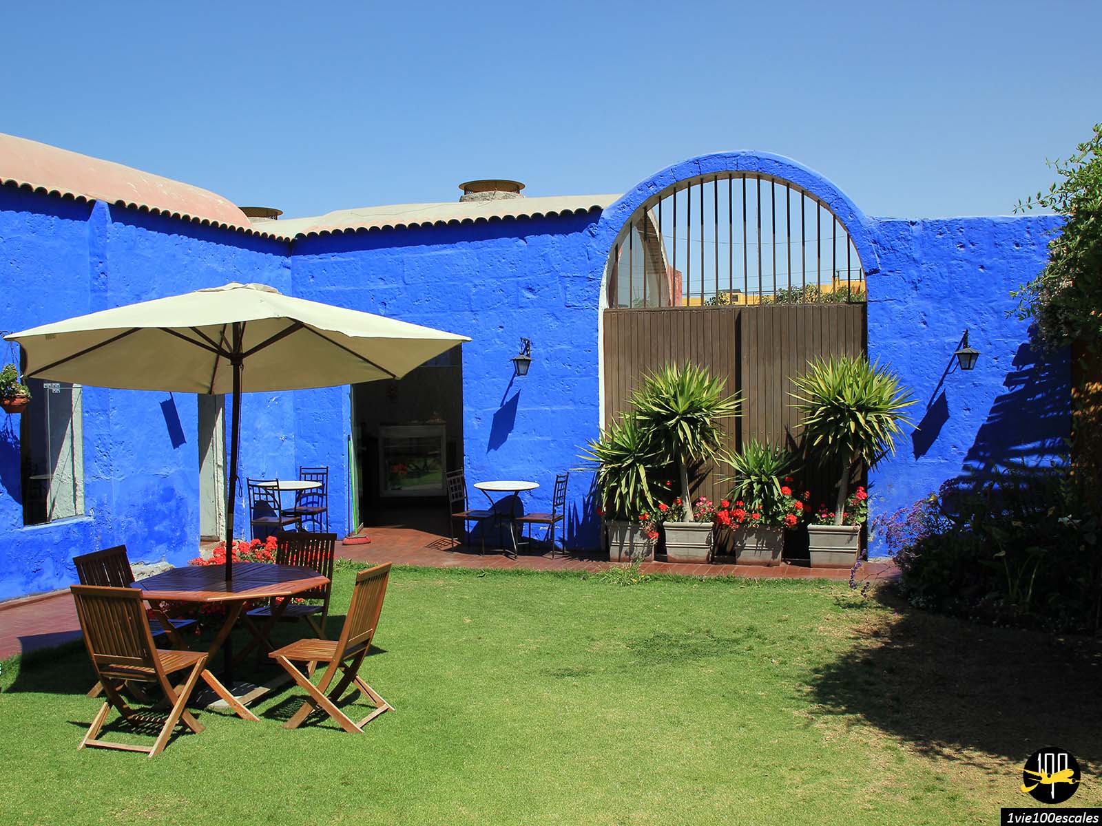 Le jardin de la cafeteria du couvent Santa Catalina d'Arequipa au Pérou
