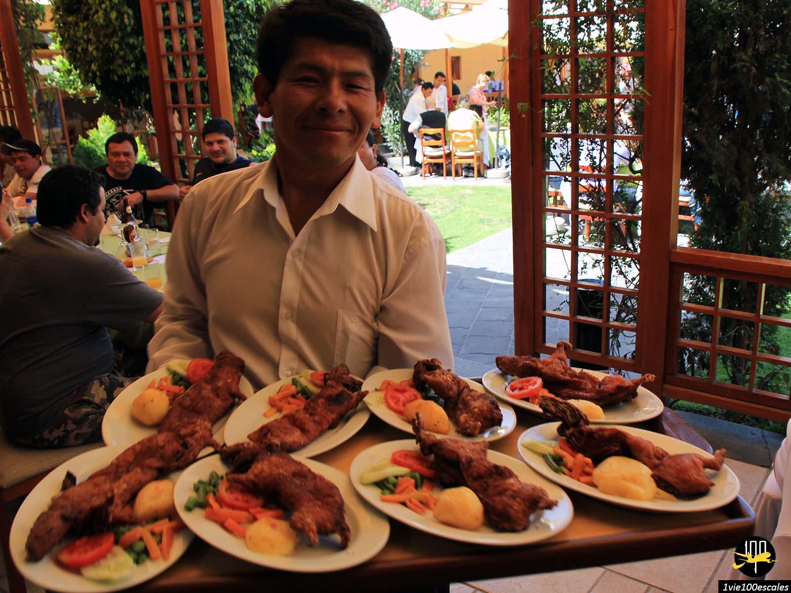 Un plateau de cochons d'indes grillés au restaurant Sol de Mayo d'Arequipa au Pérou