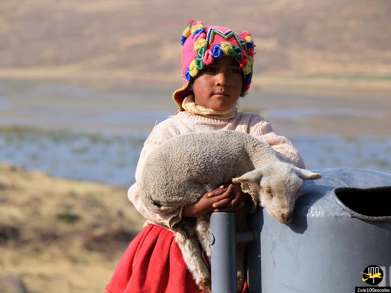 Une enfant et son mouton attendant les touristes sur le site des Chullpas de Sillustani