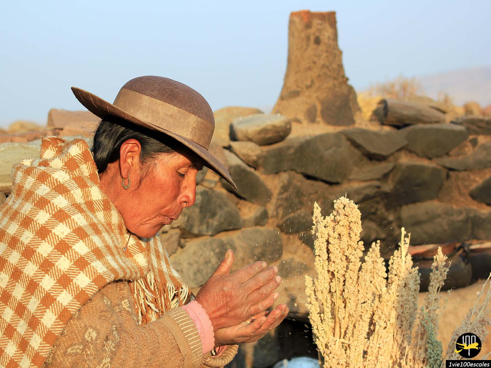 Rencontre avec une paysanne au bord du lac Umayo près de Puno au Pérou