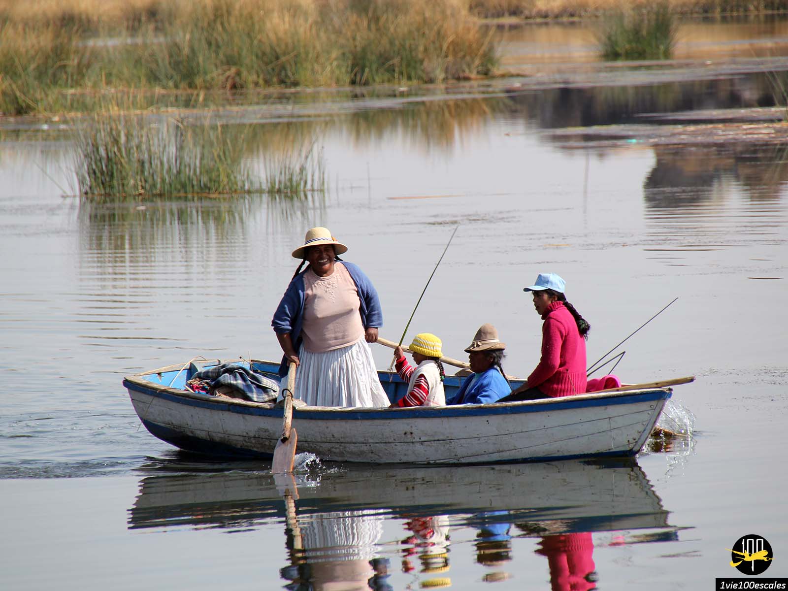 Des habitants naviguant sur le lac Titicaca entre Puno et les îles Uros