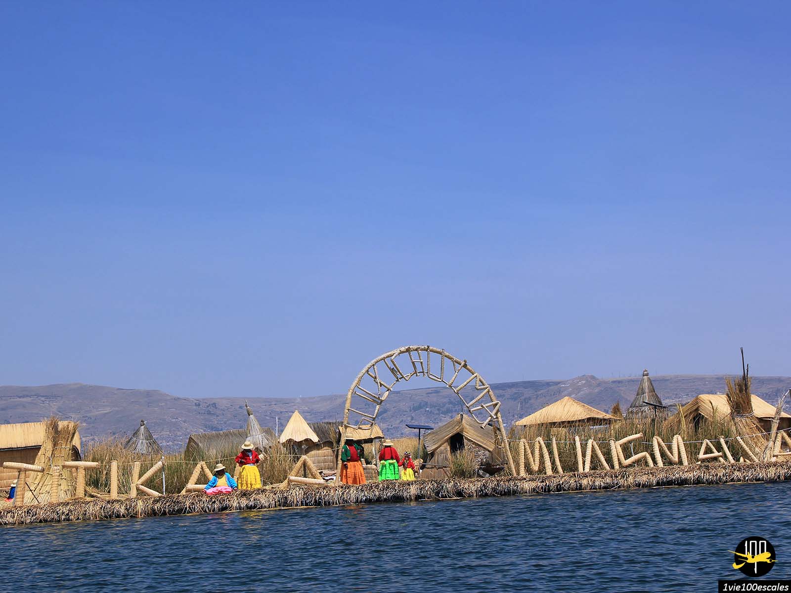 Les îles Uros sont des îles flottantes, construites à partir de la ''totora'', ce roseau qui pousse sur les rives du le lac Titicaca