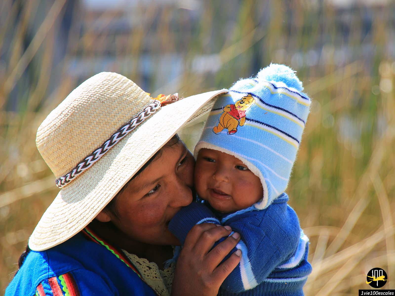 Famille vivant sur les îles flottantes d'Uros du lac Titicaca au Pérou