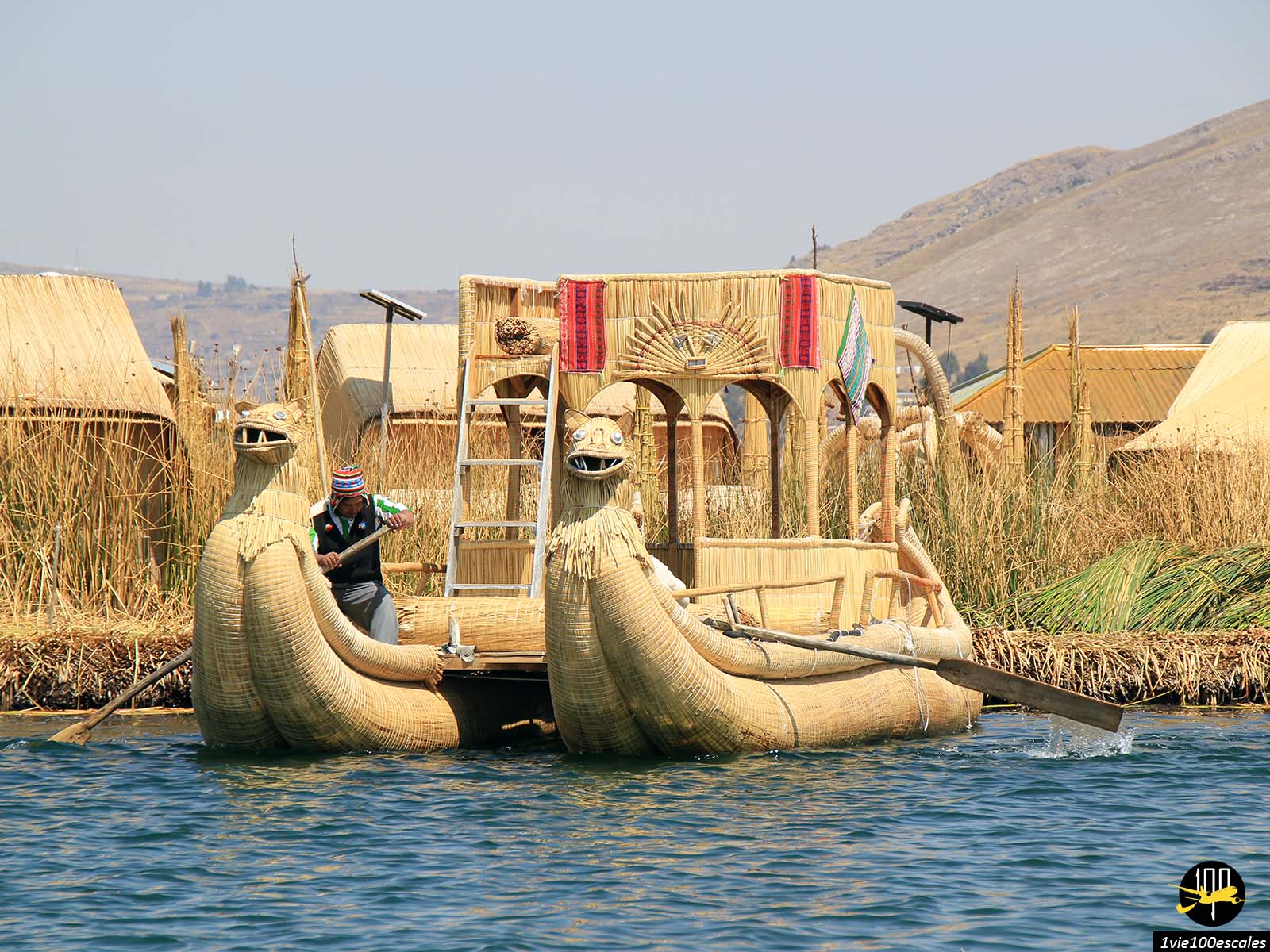 Les beaux bateaux en roseaux qui permettent de naviguer sur le lac Titicaca au Pérou