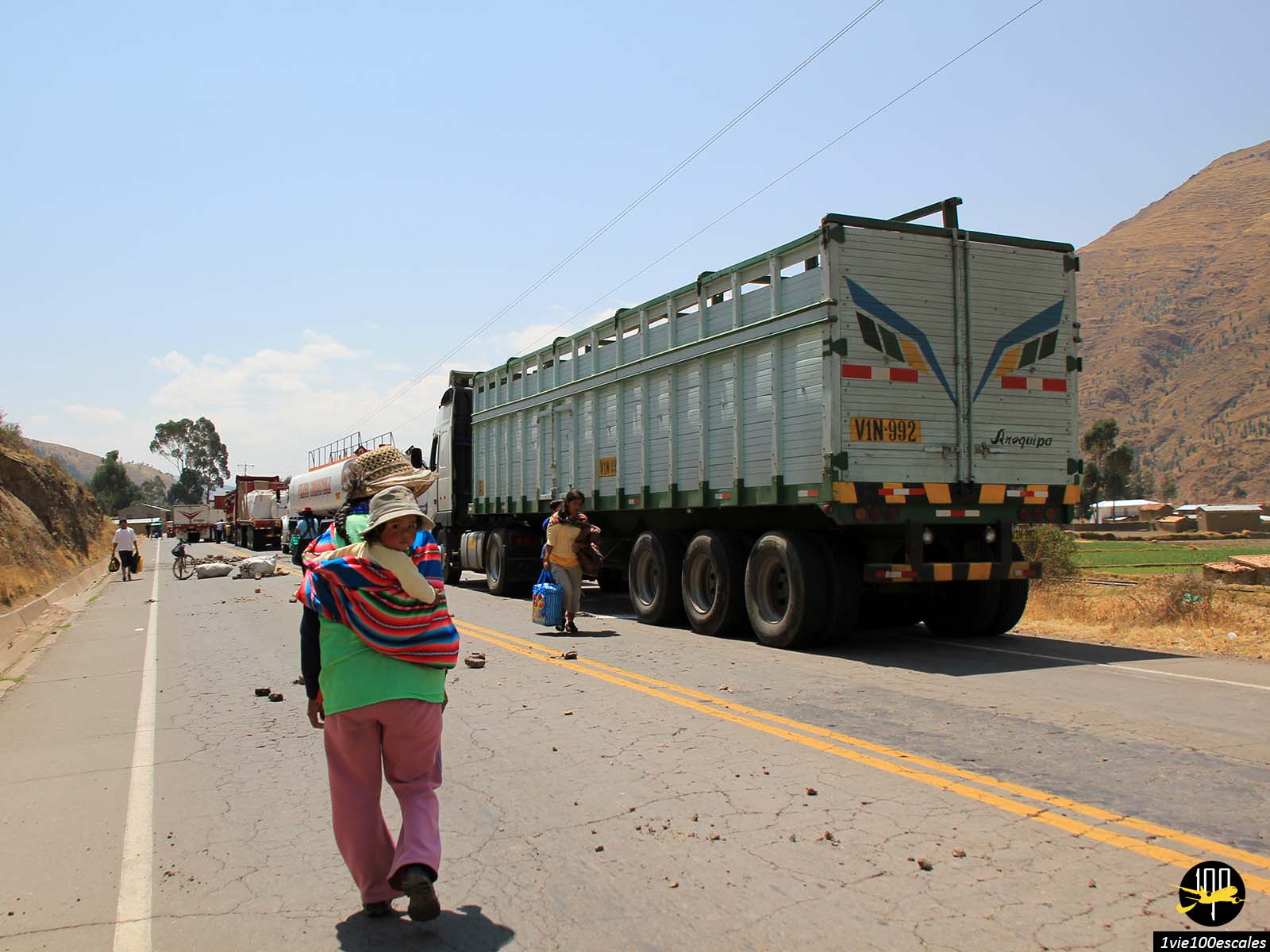 Blocage de la route entre Puno et Cusco par les paysans manifestant contre le système d'irrigation de l'eau