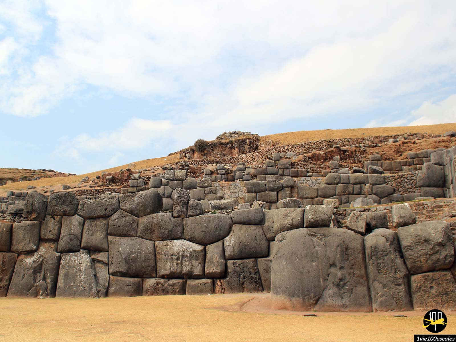 Au Pérou, à 3 700 m d'altitude et à 2 km de Cuzco, s'élèvent les vestiges de murs cyclopéens de la forteresse inca de Sacsayhuamán