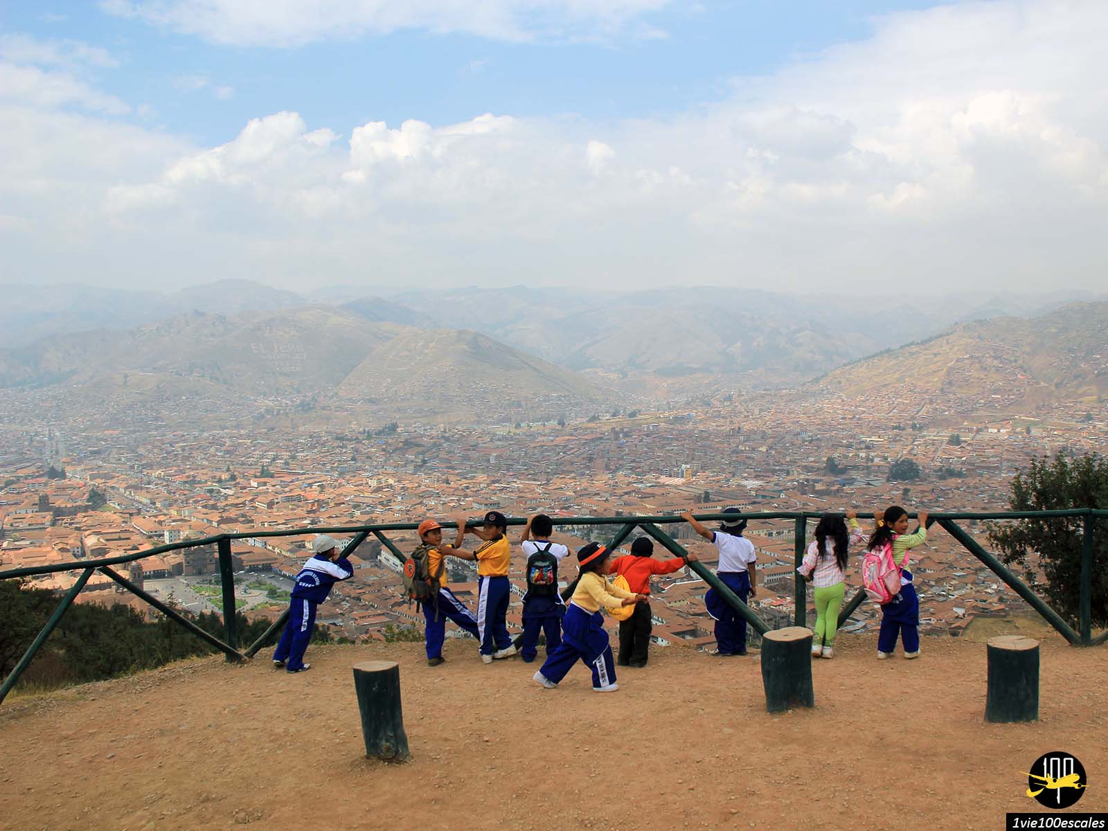 Des enfants péruviens admirant le panorama sur la ville de Cusco depuis la colline