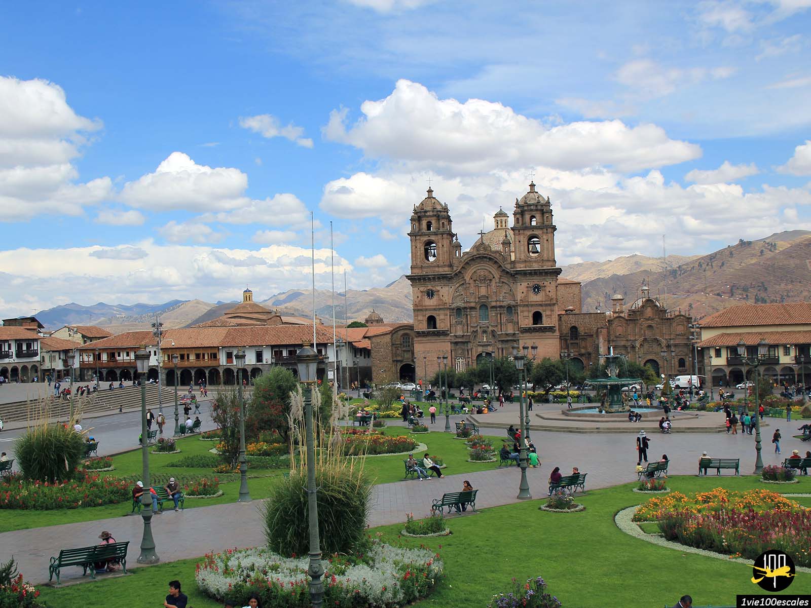 La plaza de Armas de Cusco est magnifique avec de nombreux édifices religieux