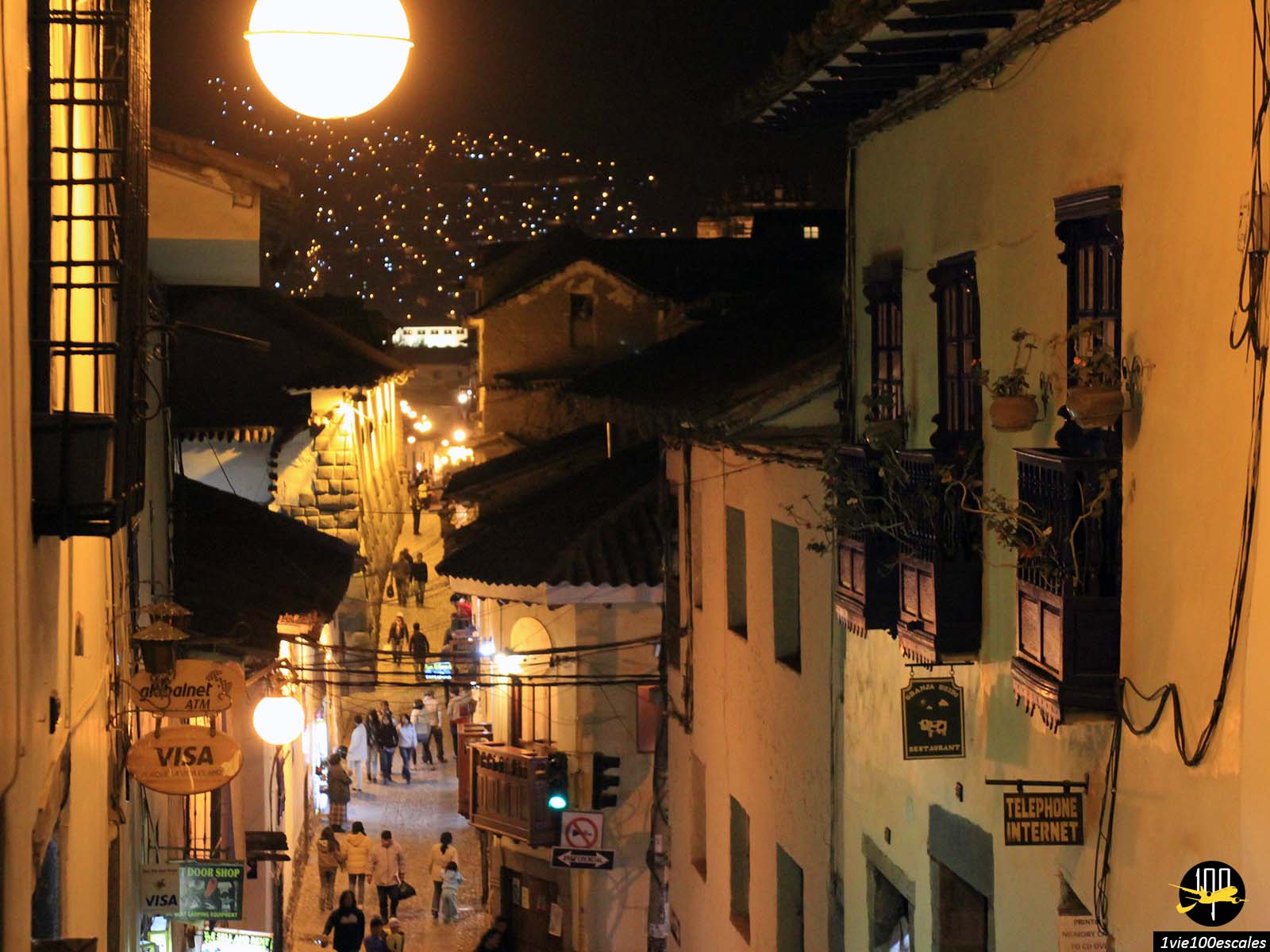 La rue San Blas de Cusco à la nuit tombée