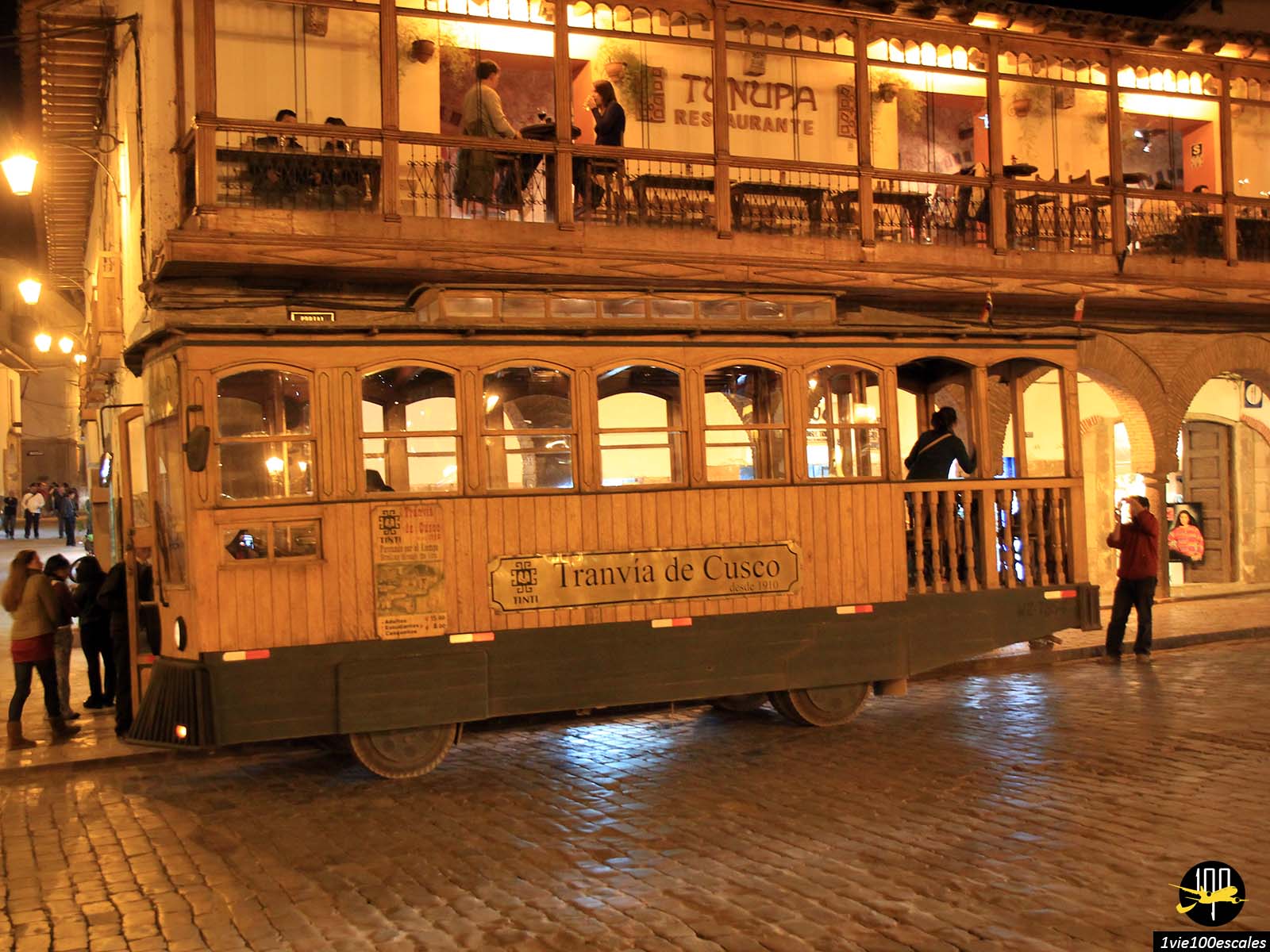 Le tramway Tranvia de Cusco à la nuit tombée