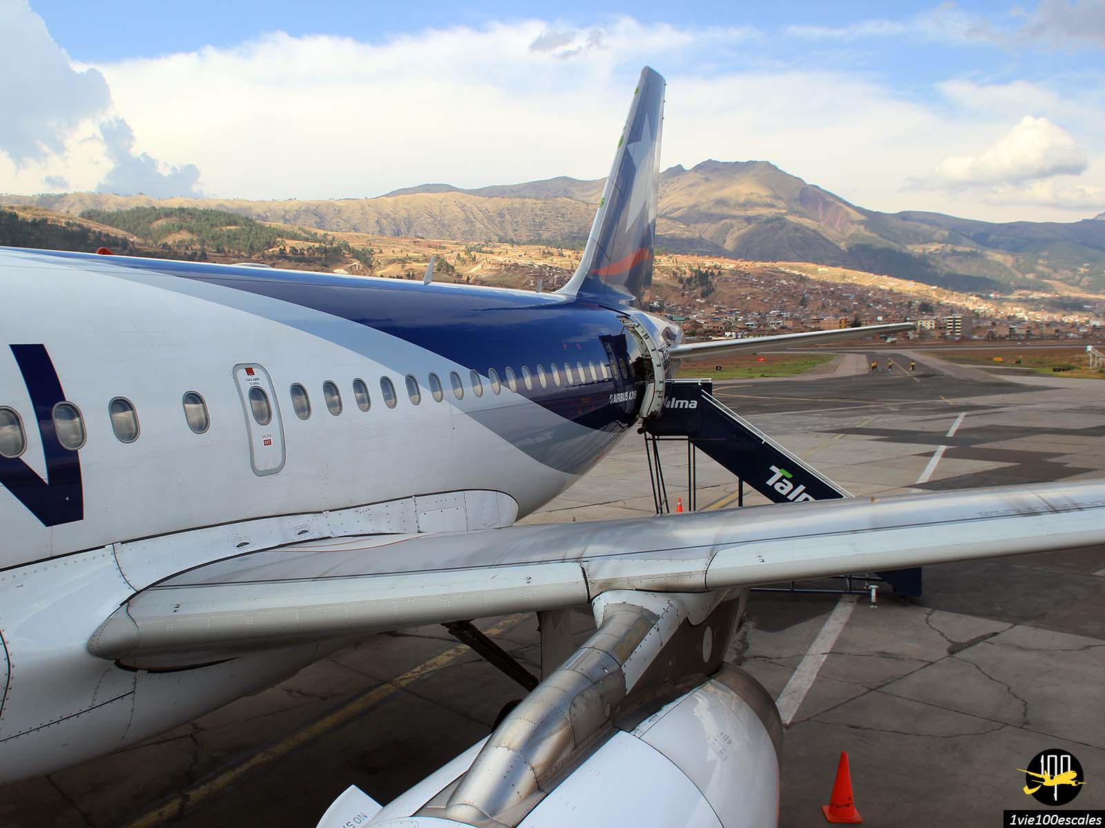 Un avion de la compagnie aérienne Lan sur le tarmac de l'aéroport de Cusco