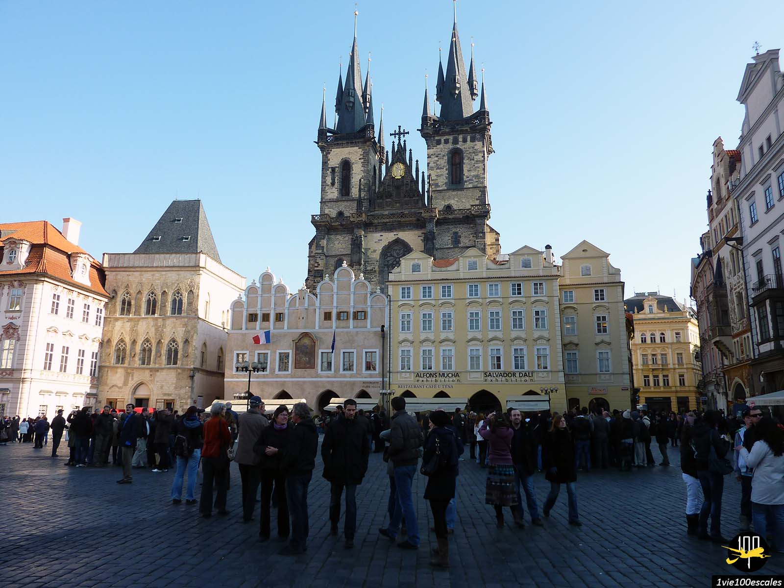 Une église gothique et catholique à la silhouette inquiétante domine la Vieille Ville de Prague : Notre Dame de Tyn