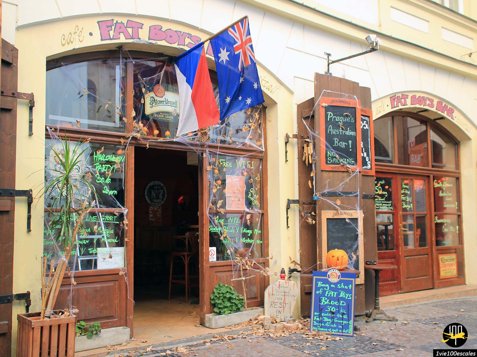 Le Fat Boy's Bar de Prague joliment décoré pour Halloween