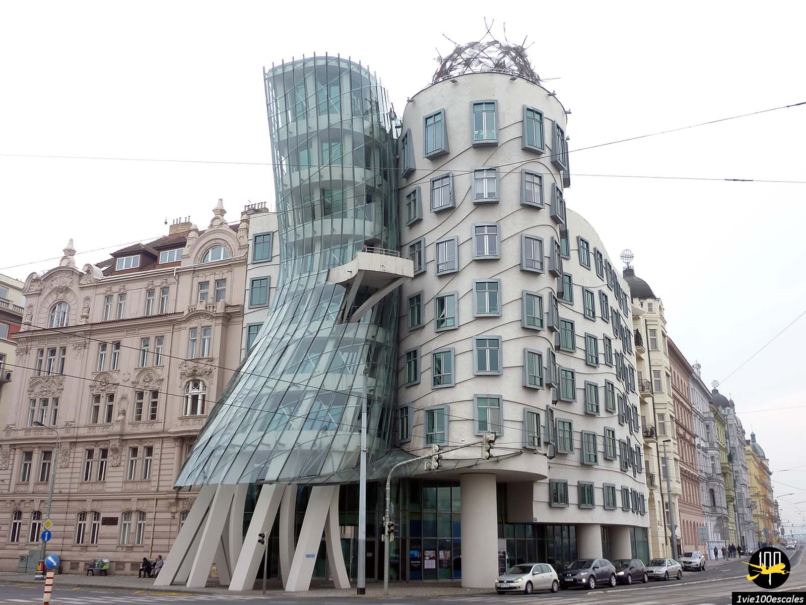 Dans le centre de Prague en République Tchèque se trouve un étrange immeuble ivre appelé la maison dansante, dancing house