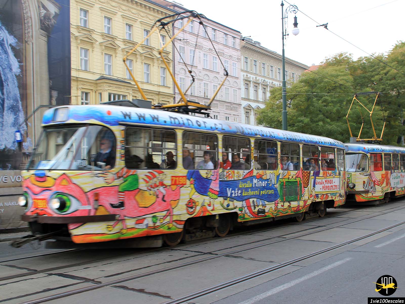 Le tramway de Prague rend la ville plus belle. Certains sont vieux, plus récente, rouge et blanc et décoré de différentes manières