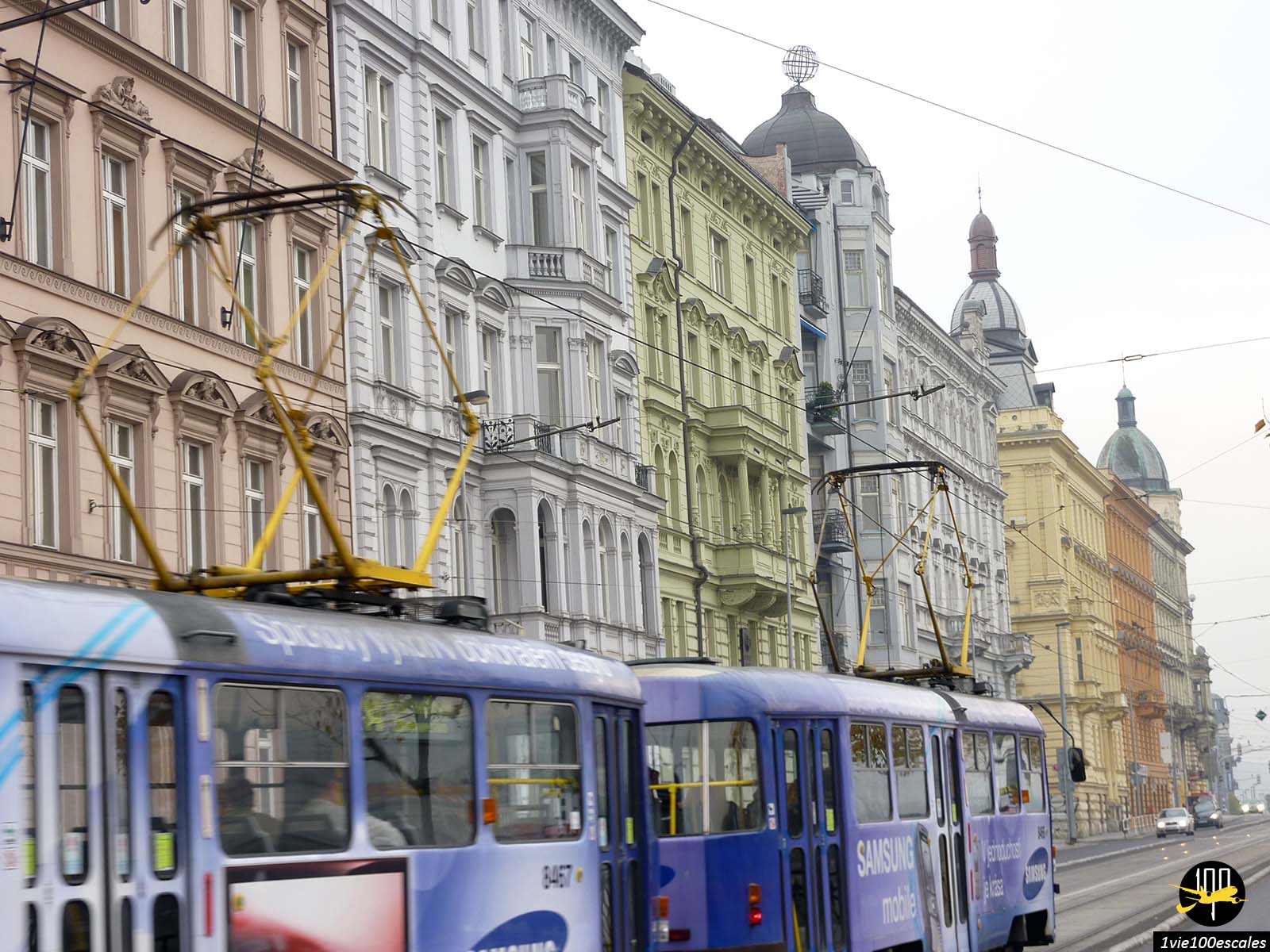 Les quais colorés de la Rašínovo nábřeží avec ses beaux immeubles et son vieux tramway