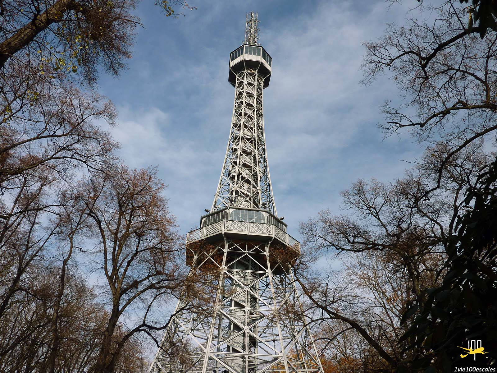 Avec 60 mètres de haut et une structure semblable à celle de la Tour Eiffel, la Tour de Petřín est le belvédère le plus élevé de Prague
