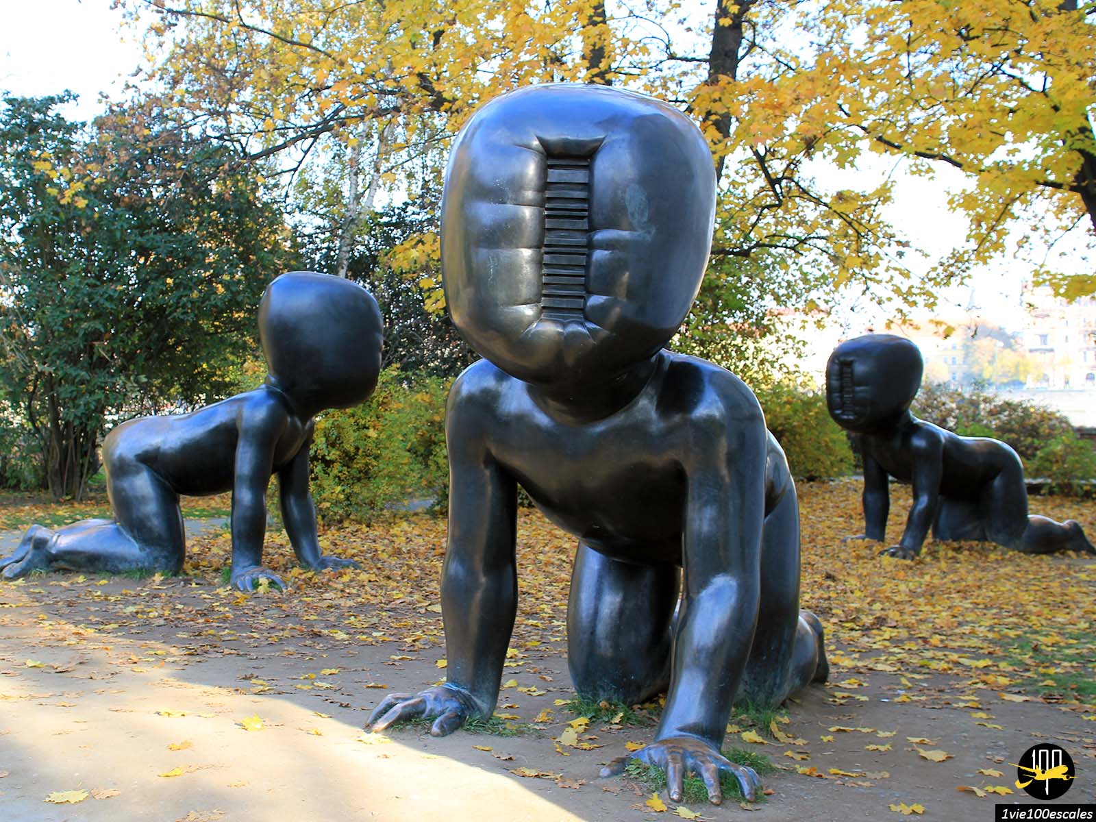 Trois gros bébé bronze sculptures de l'artiste tchèque David Černý dans un parc sur l'île Kampa, à Prague, en République tchèque