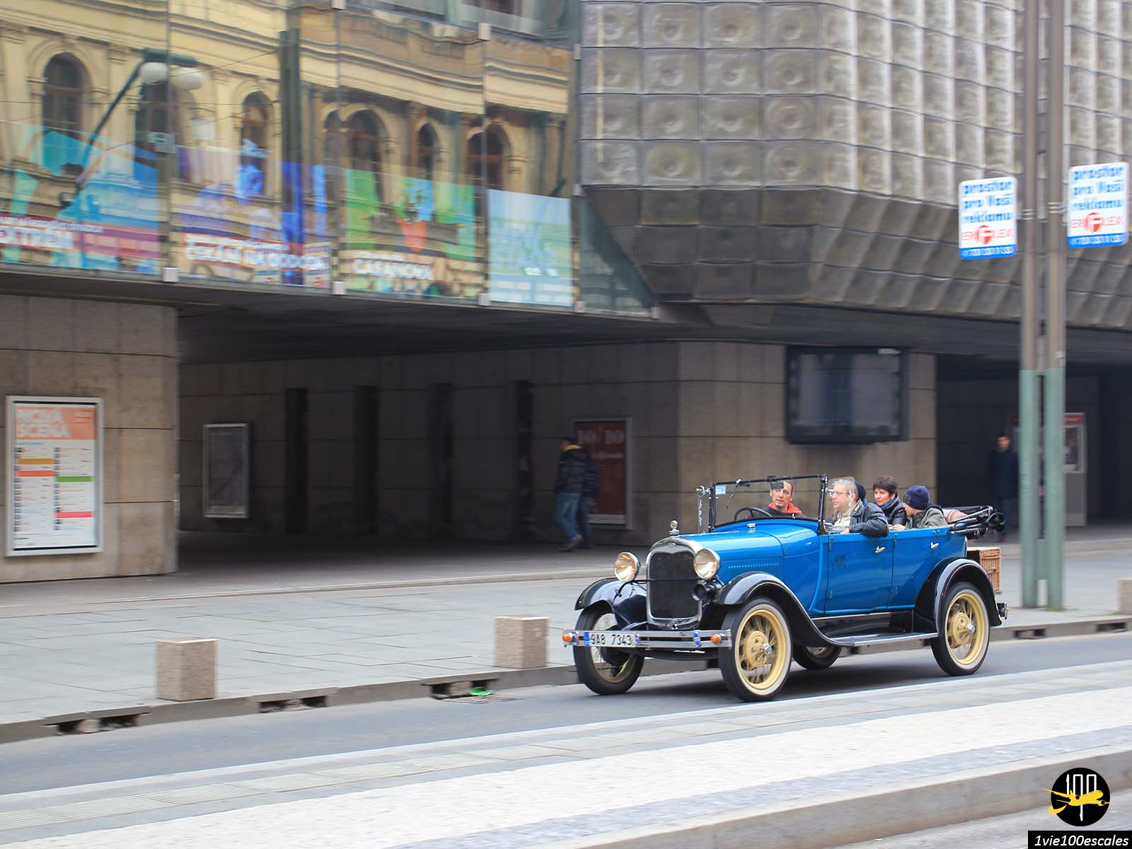 Montez à bord d'une voiture historique pour découvrir le centre-ville de Prague · Une promenade originale et un brin rétro