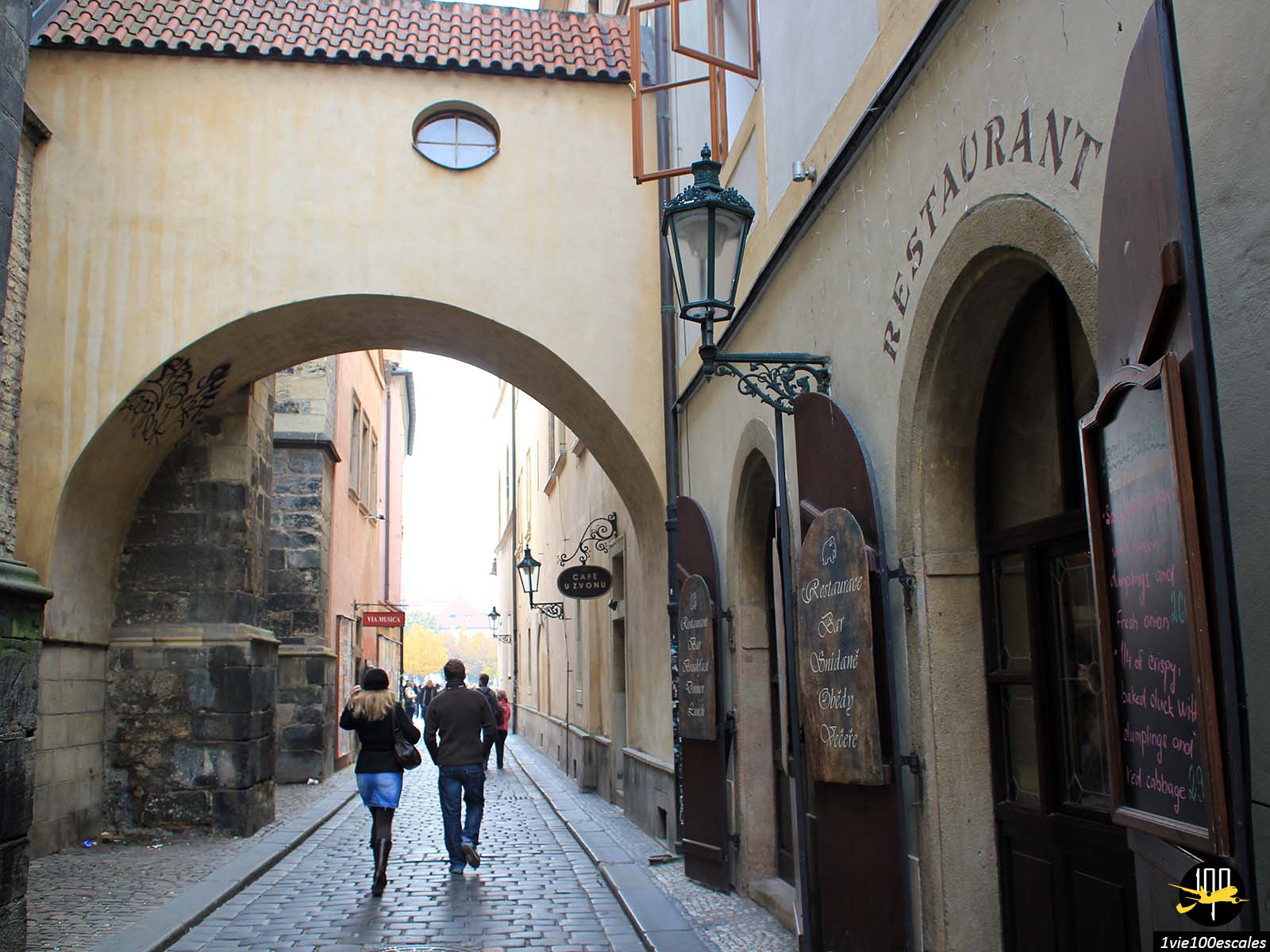 La jolie petite ruelle Tynská mène sur la place principale de la vieille ville de Prague