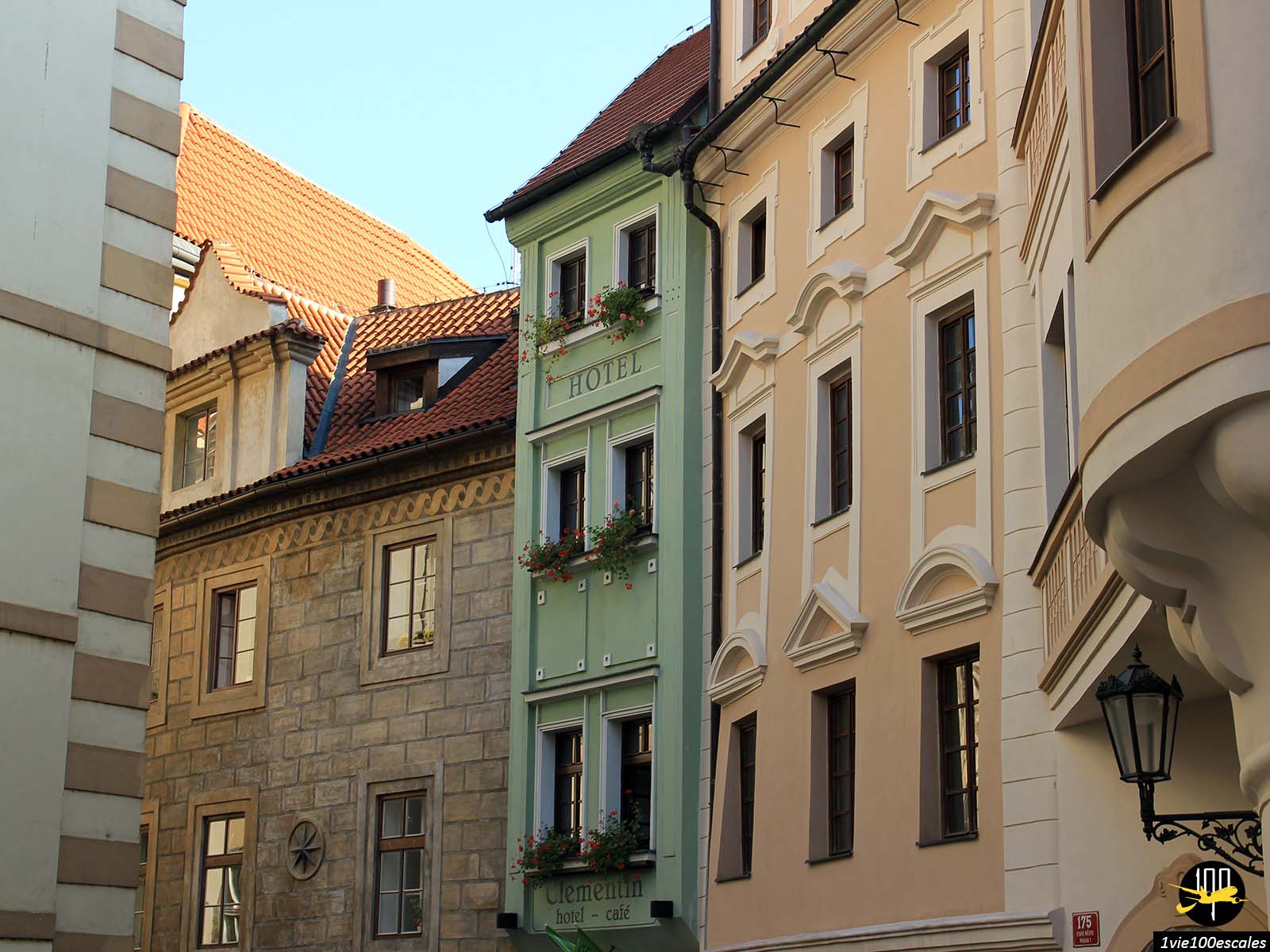 L'Hôtel Clementin se distingue par sa petite largeur (3,28 m) qui fait de lui l'immeuble le plus étroit de toute la ville de Prague
