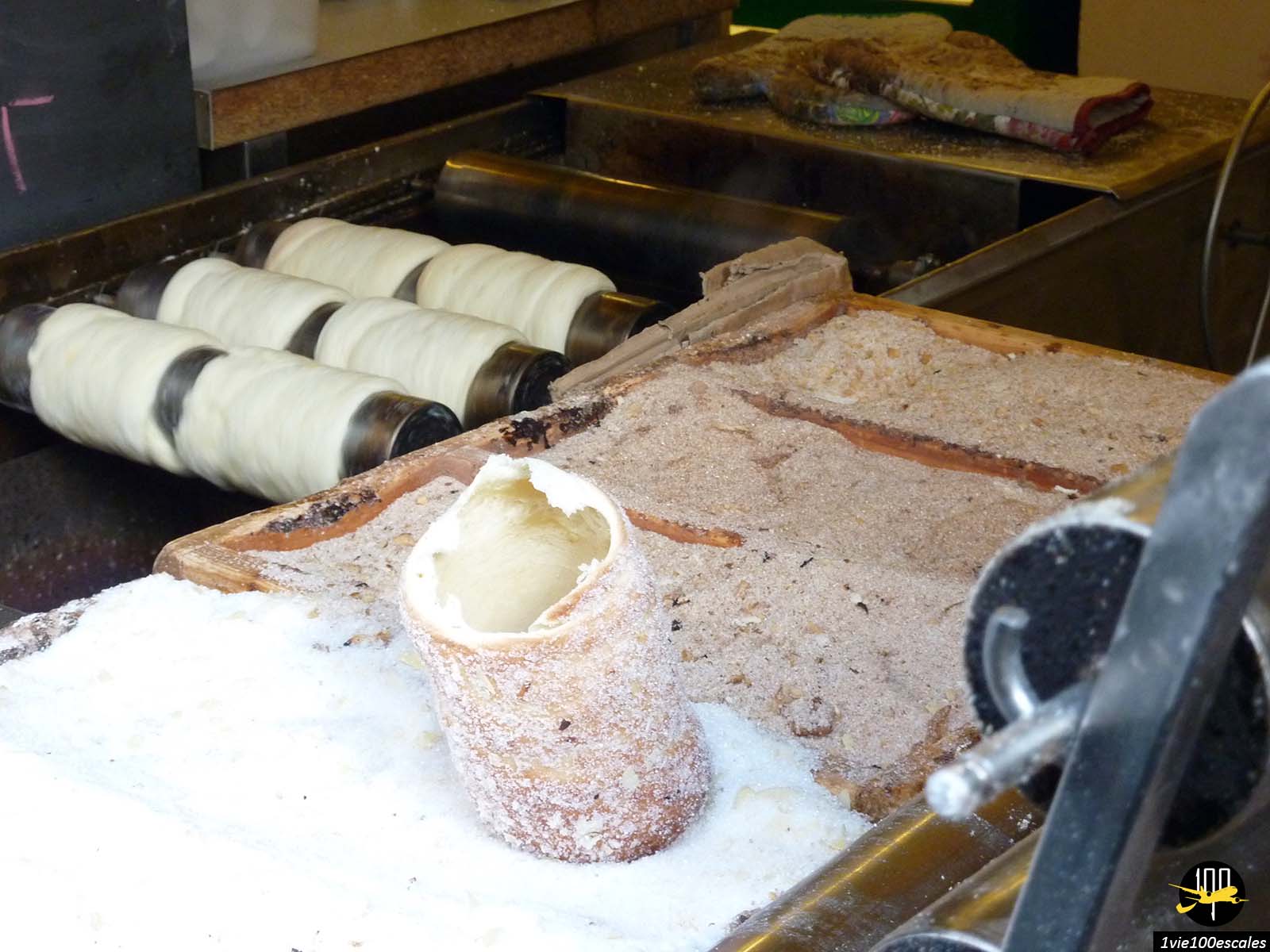 Le trdelník est un type de gâteau à la broche, qui est préparé avec de la pâte qui est enroulée autour d’un bâton, avant d’être cuit sur un feu ouvert. Le gâteau de cheminée est surmonté d’un mélange de sucre et de noix, ou de sucre à la cannelle