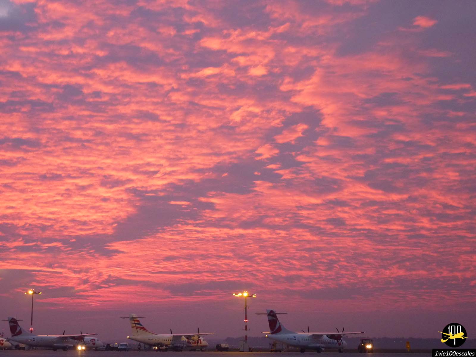 L'Aéroport Václav Havel de Prague avec un ciel en feu au coucher de soleil