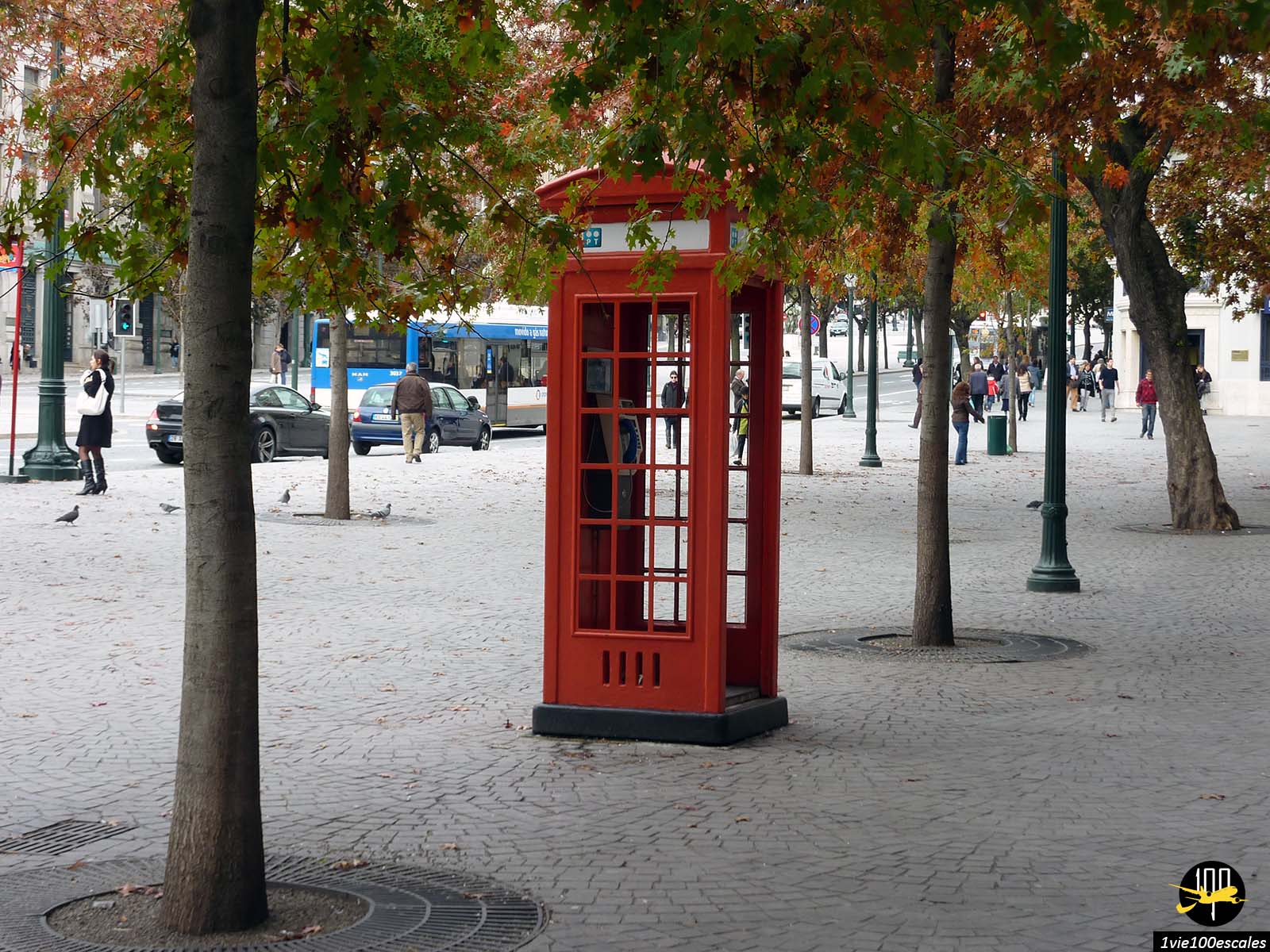 Cabine téléphonique rouge dans la rue, inspirée par la version britannique célèbre, dans la ville de Porto, au Portugal