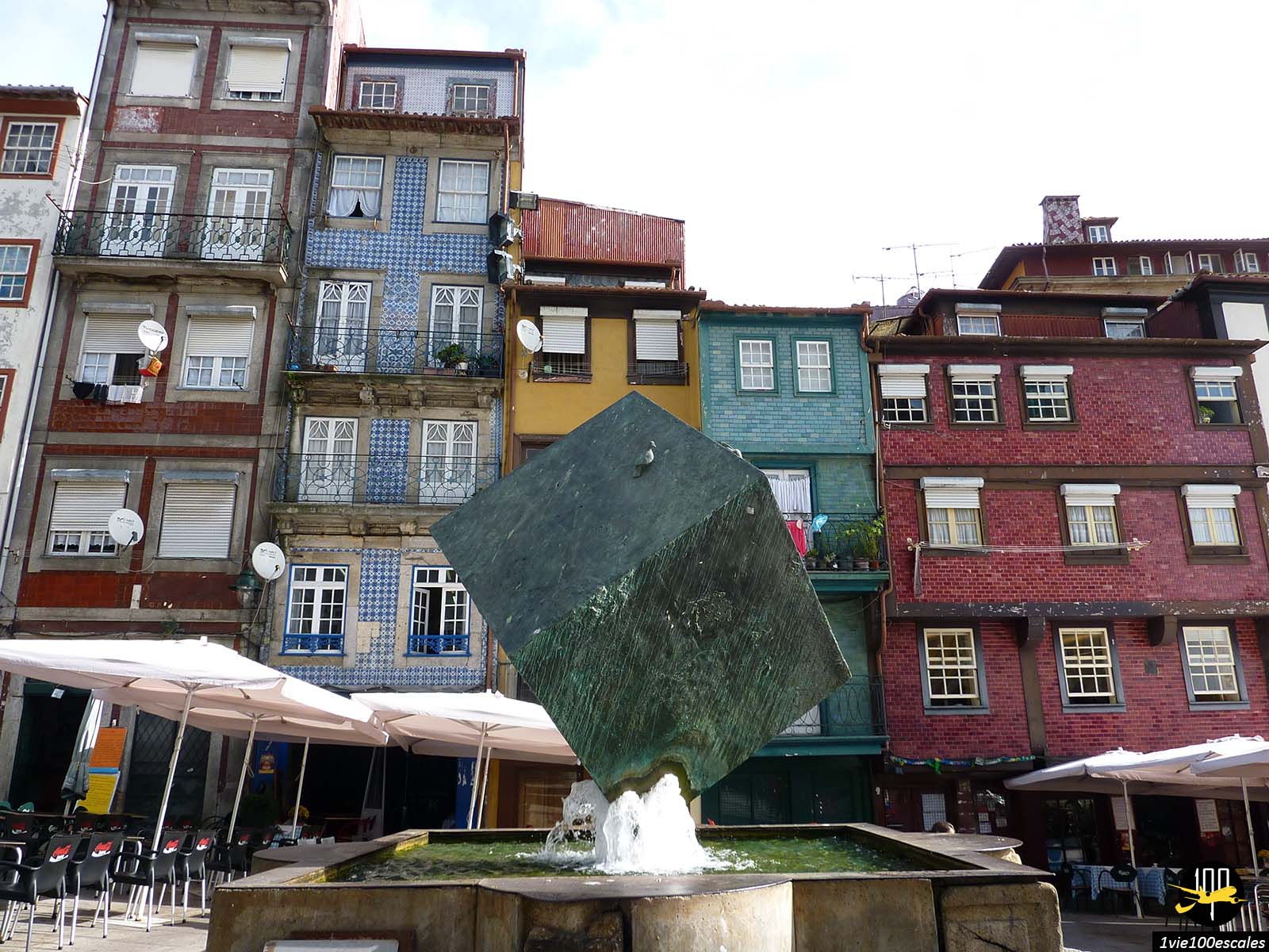 La Praça da Ribeira est une petite place du quartier de Ribeira, au bord du Douro, dans le centre historique de Porto