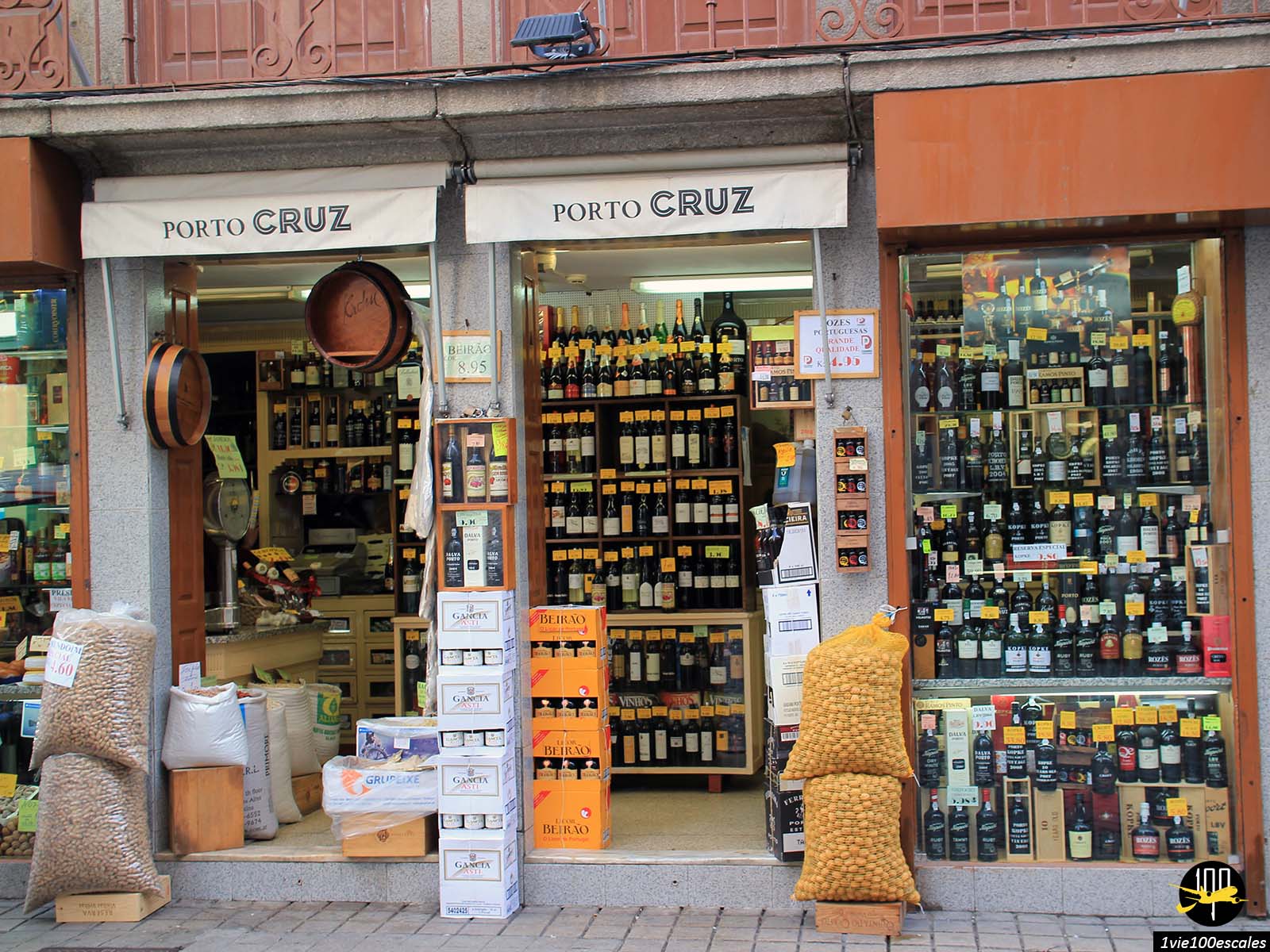 Les nombreuses bouteilles de vins de l'épicerie A Pérola da Índia à Porto