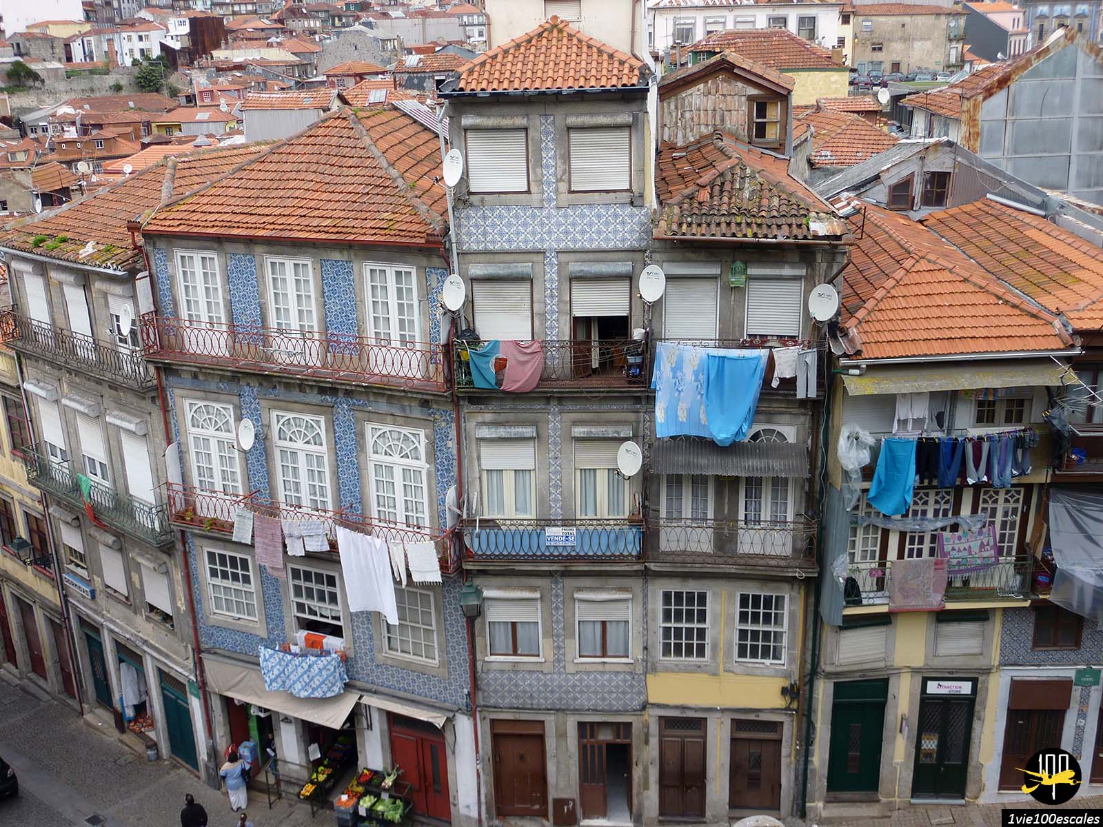 Une belle vue sur les vieux immeubles de la Rua Escura depuis la cathédrale de Porto
