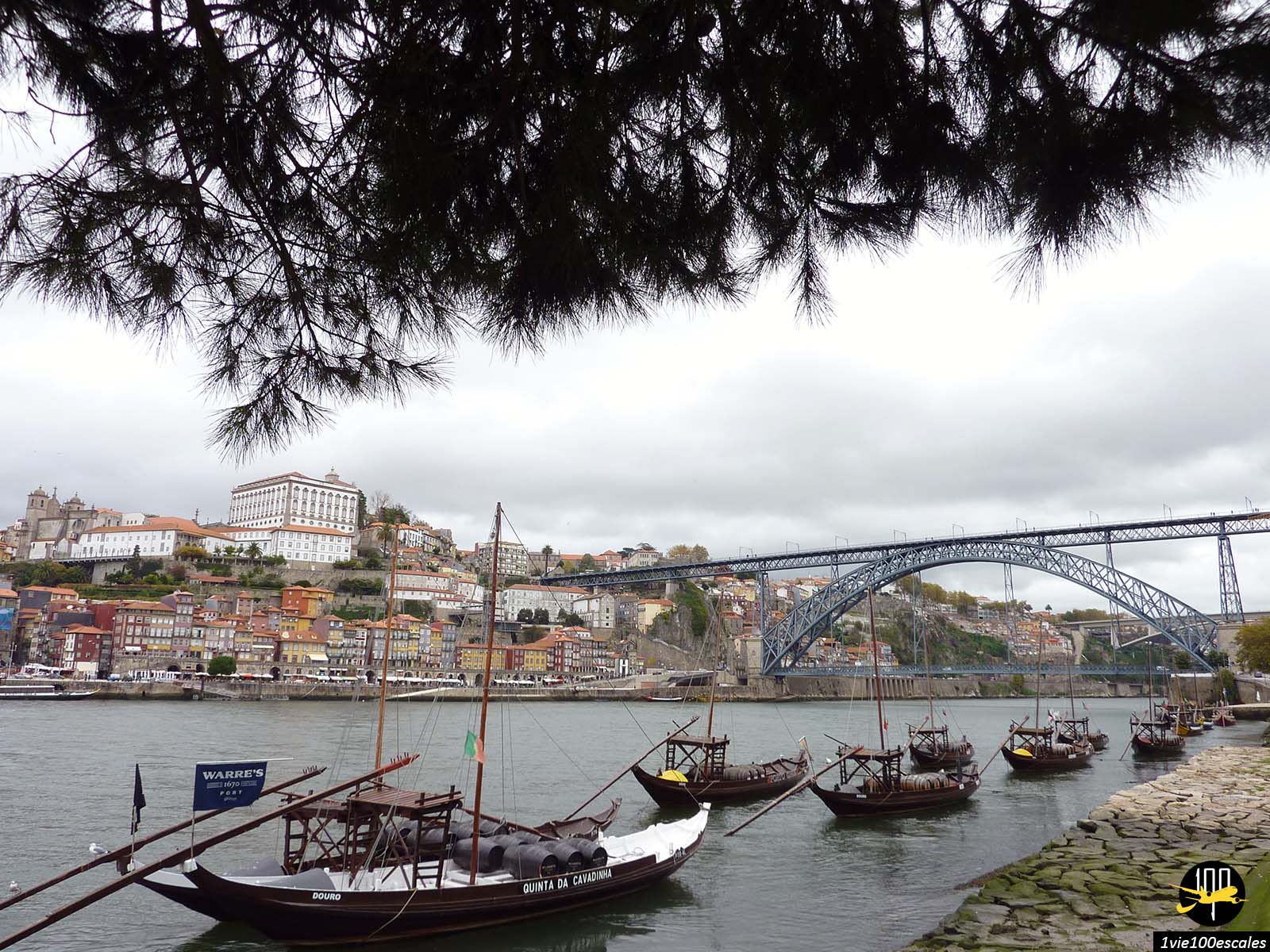 La découverte de ce superbe patrimoine se fera sur les rivages du fleuve Douro, au cœur de la belle Porto. A bord d'un petit bateau de croisière