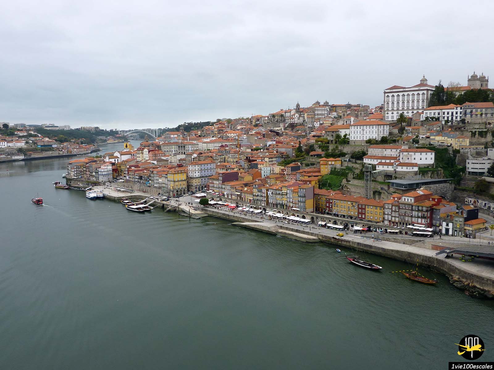 Situé à Vila Nova de Gaia, à proximité de l'arrêt de métro Jardim do Morro (ligne D), le Miradouro da Serra do Pilar offre une des plus belles vues sur la ville de Porto