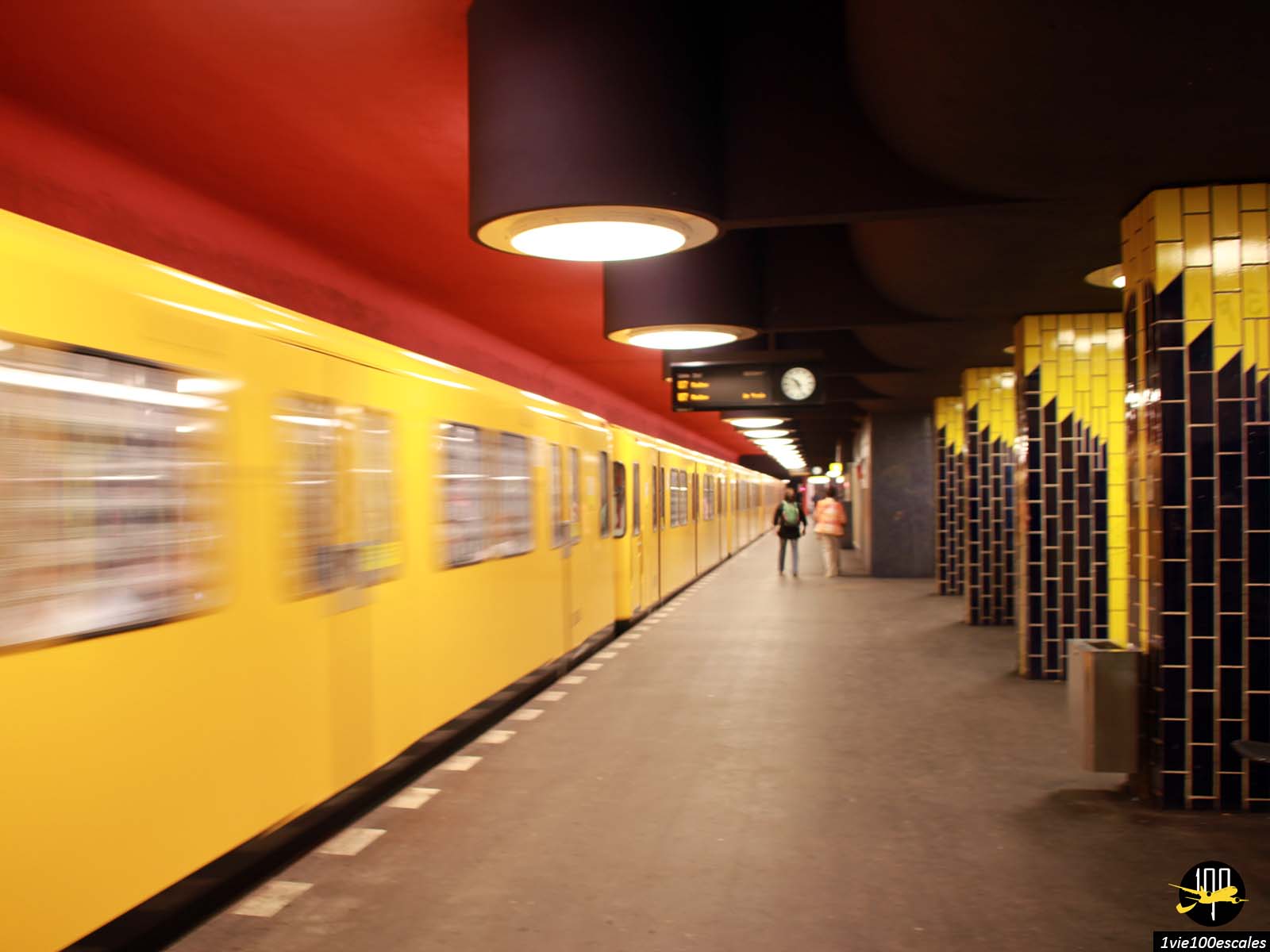 Le métro de Berlin (U-Bahn) rythme l'allure du quotidien des Berlinois et des touristes avec 1.244 rames en service